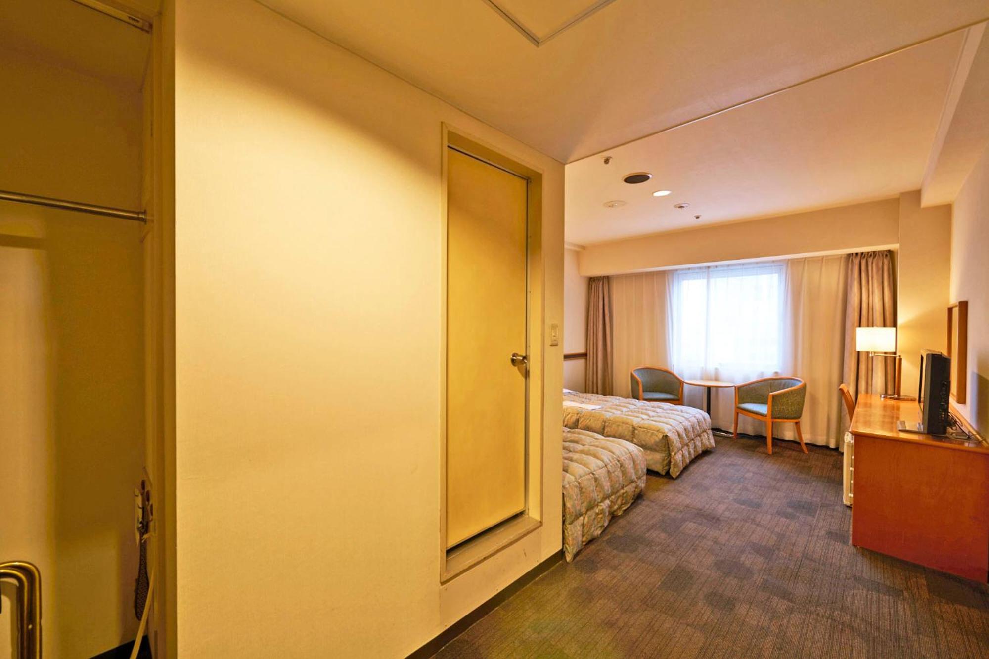 Twin Room - Non-Smoking - Photo 2