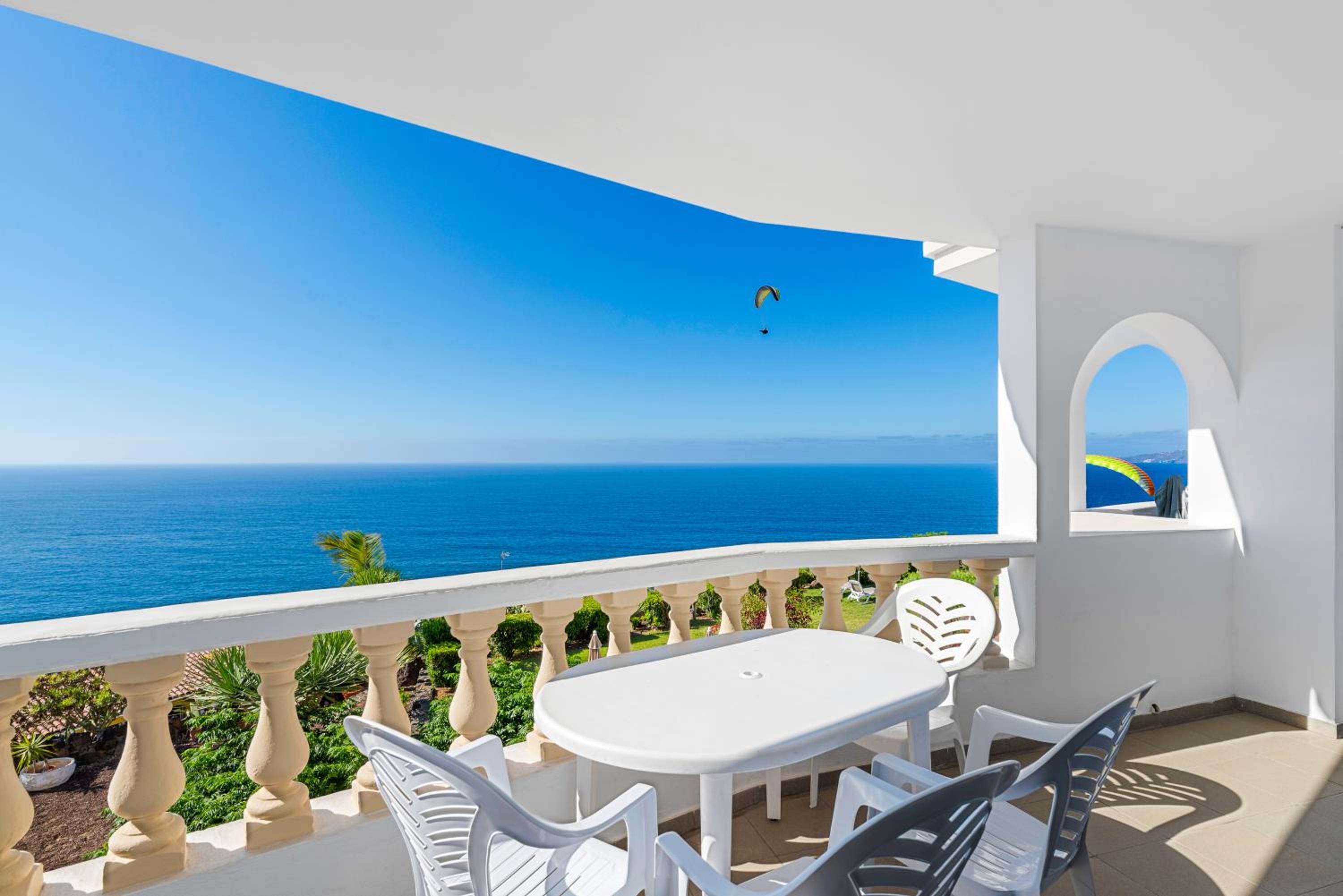 Superior Atlantic Two-Bedroom Apartment with Balcony and Sea View photo 2