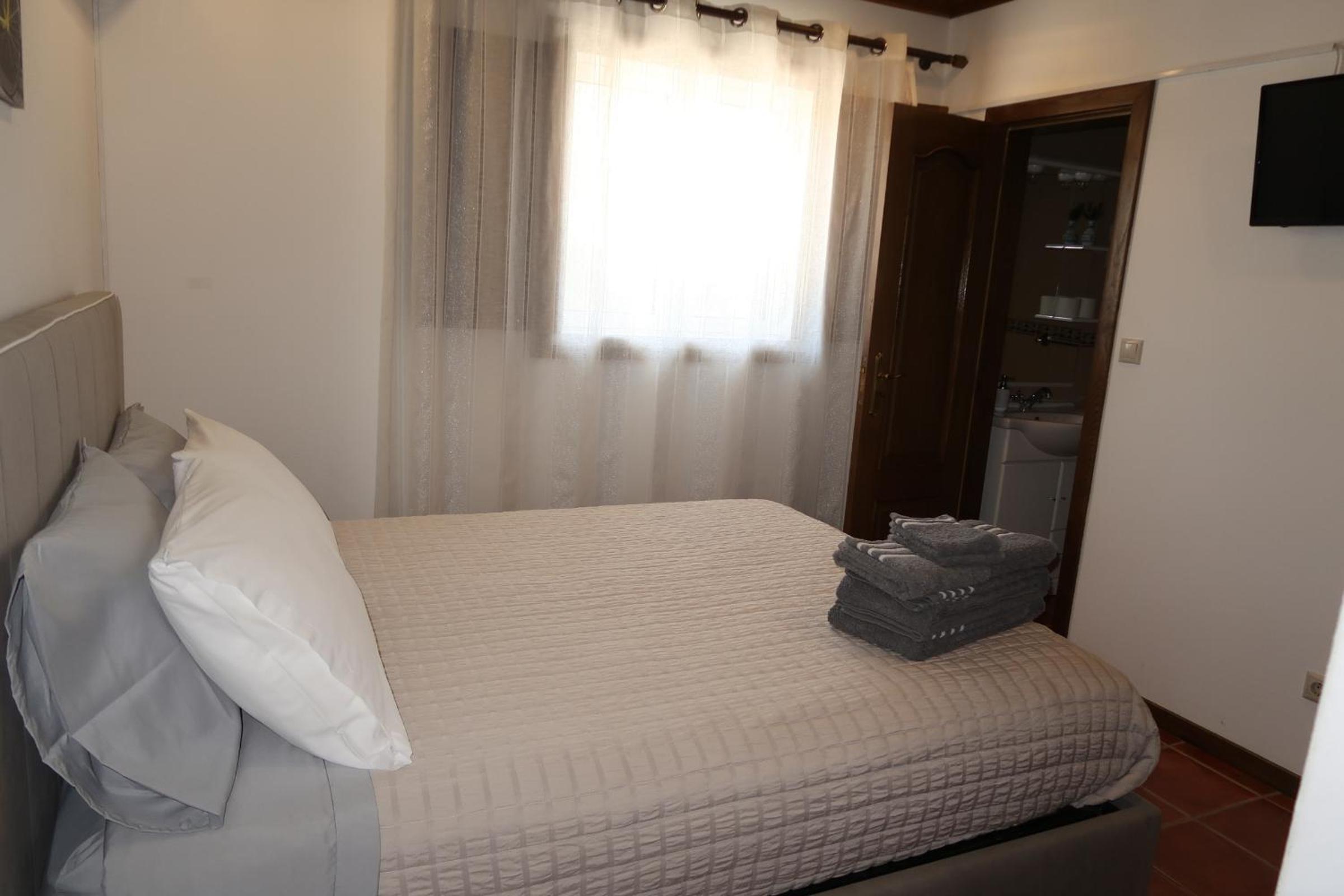 Two-Bedroom House - Photo 5