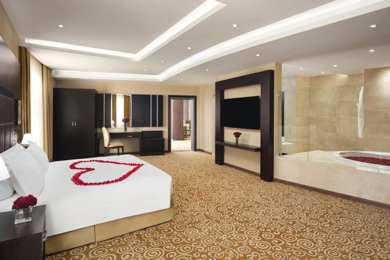 Honeymoon Suite - Photo 1