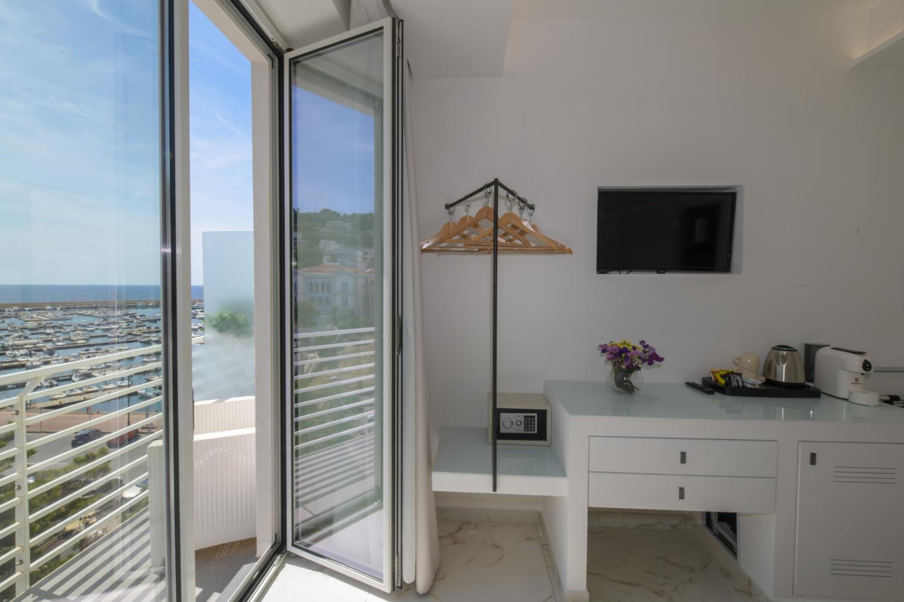 Double Room with Balcony and Sea View photo 2