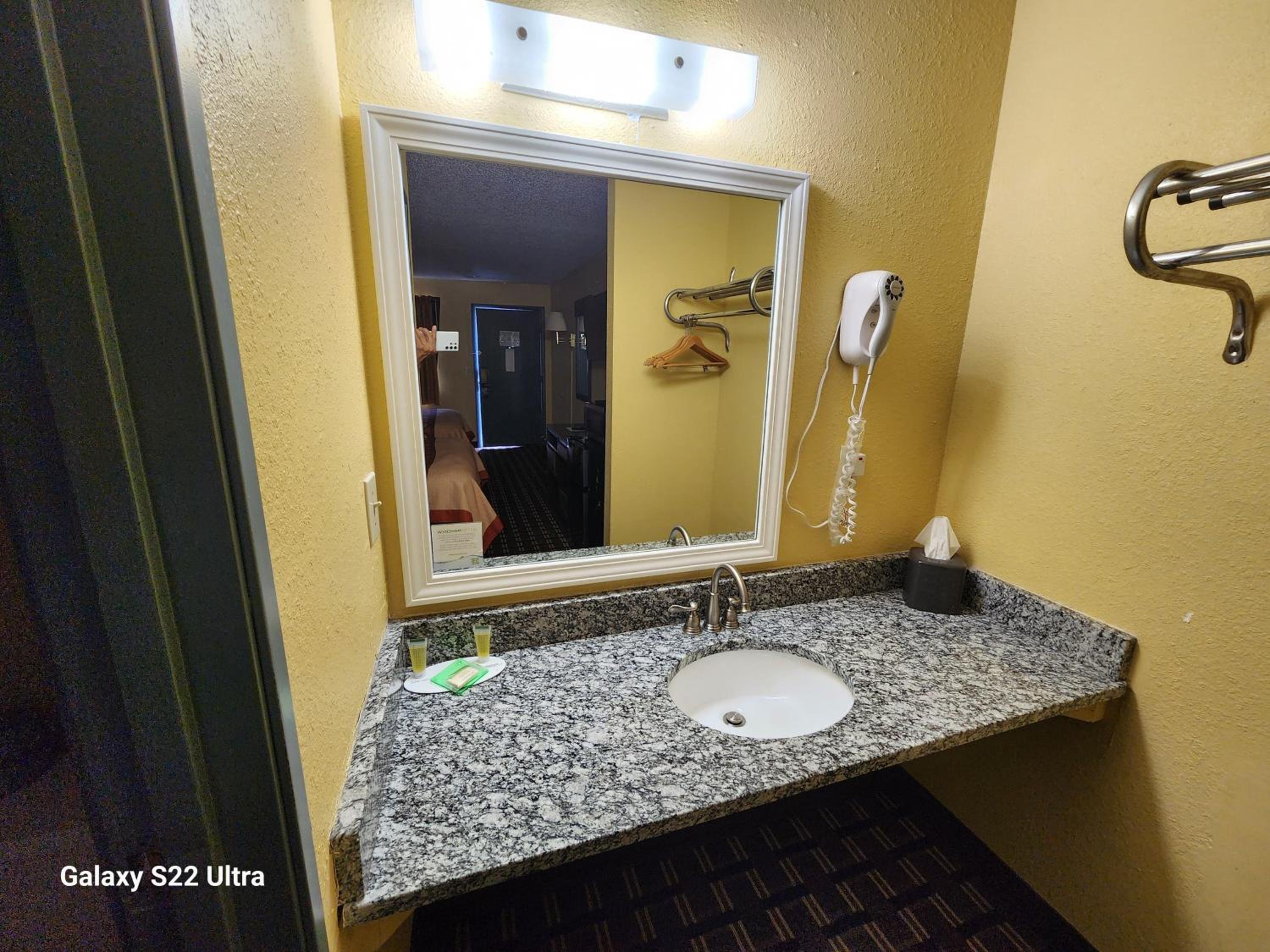King Room - Non-Smoking - Photo 2