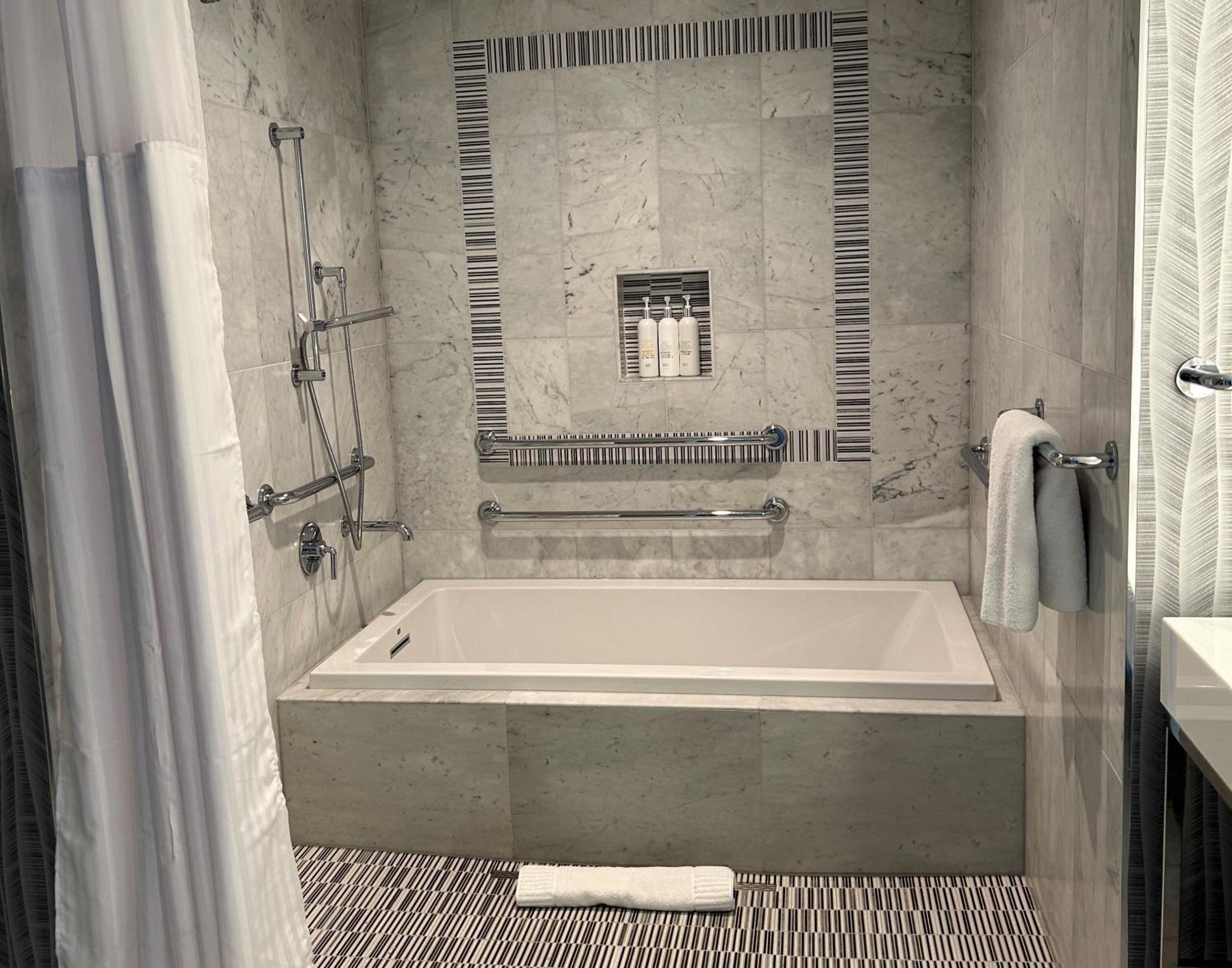 Standard Room with One King Bed - Accessible - Corner Spa, photo 6