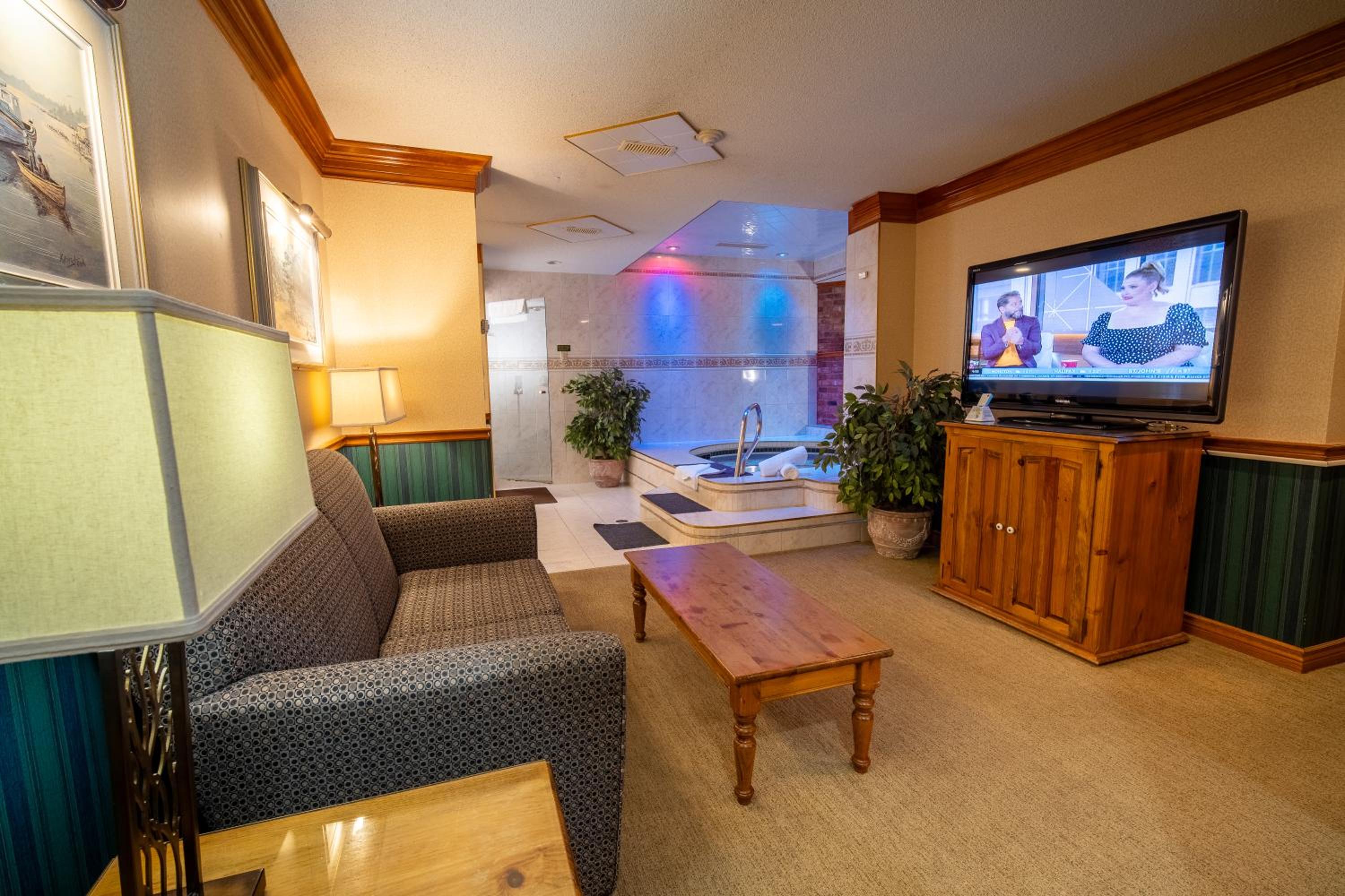 Northern Light Queen Suite with Spa Bath and Fireplace - Non-Smoking photo 3