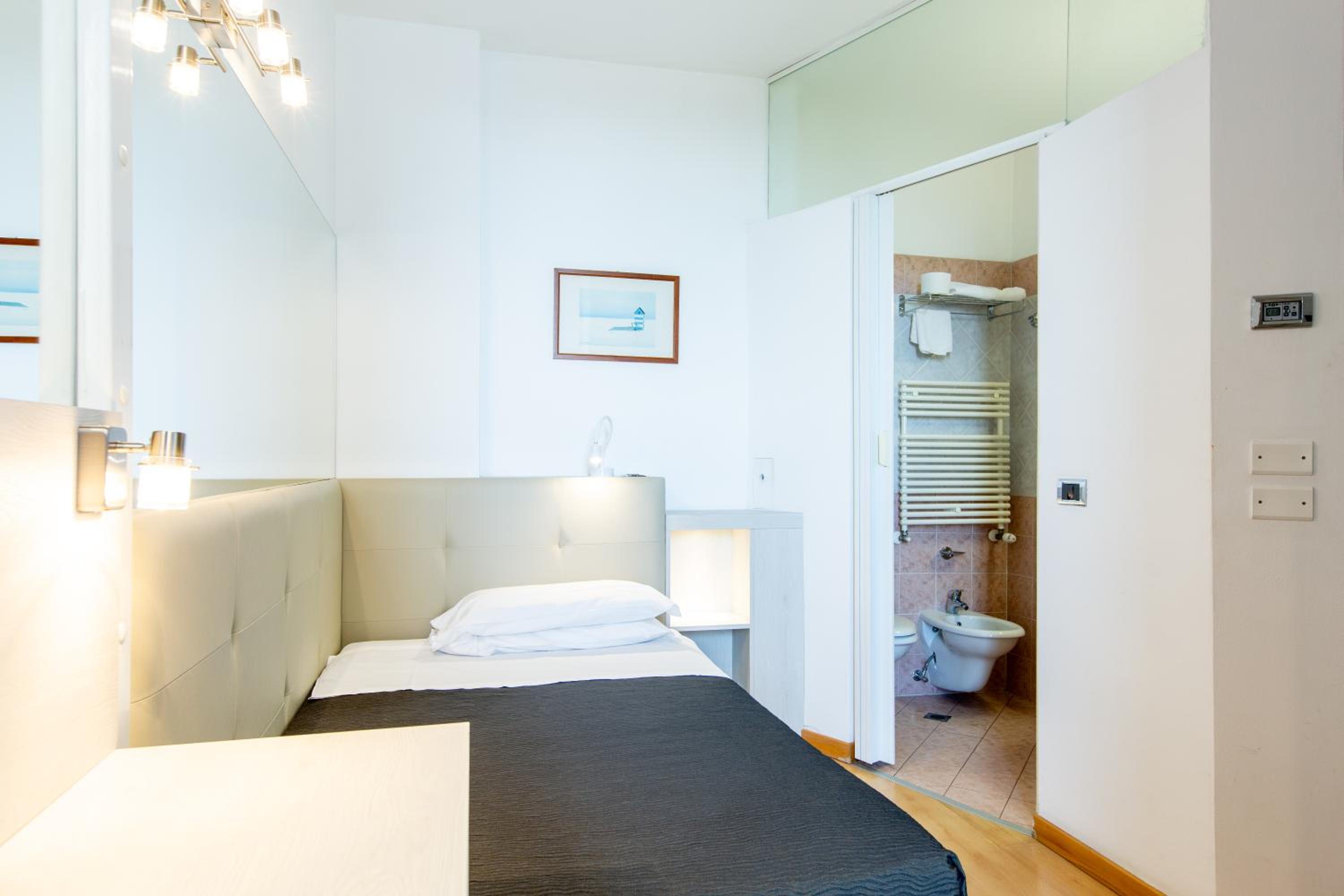 Deluxe Single Room with Balcony photo 1