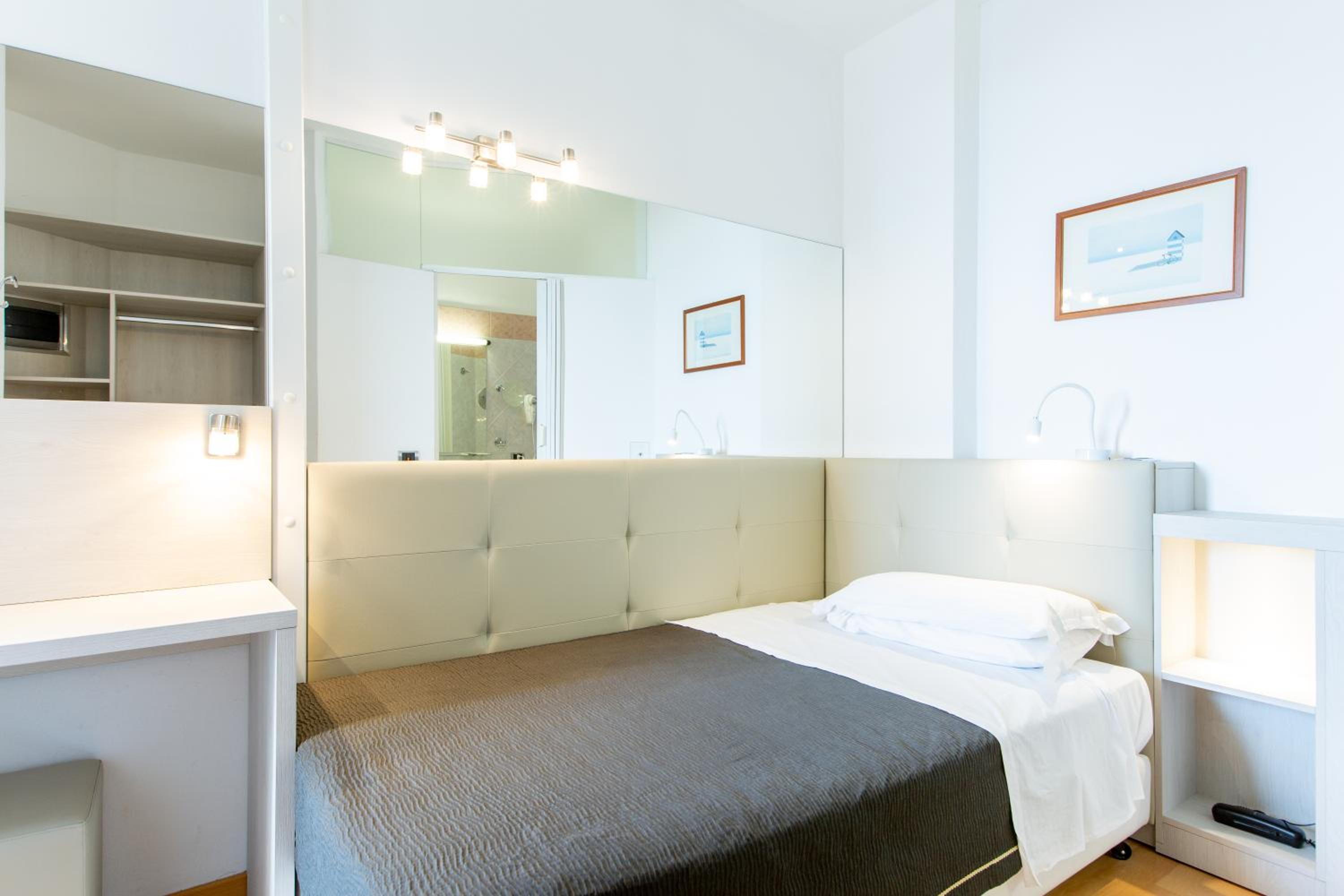 Deluxe Single Room with Balcony photo 2