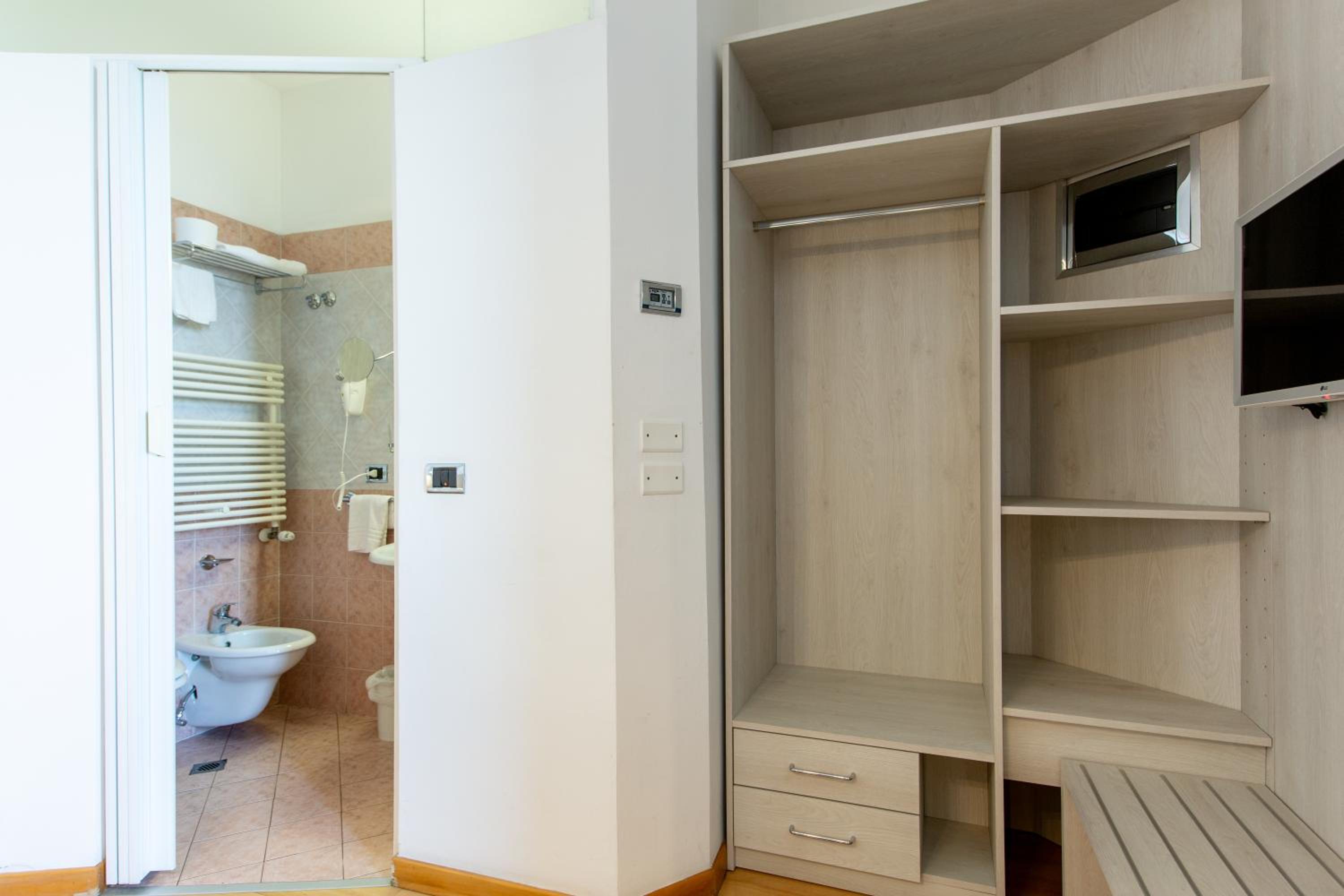 Deluxe Single Room with Balcony photo 3
