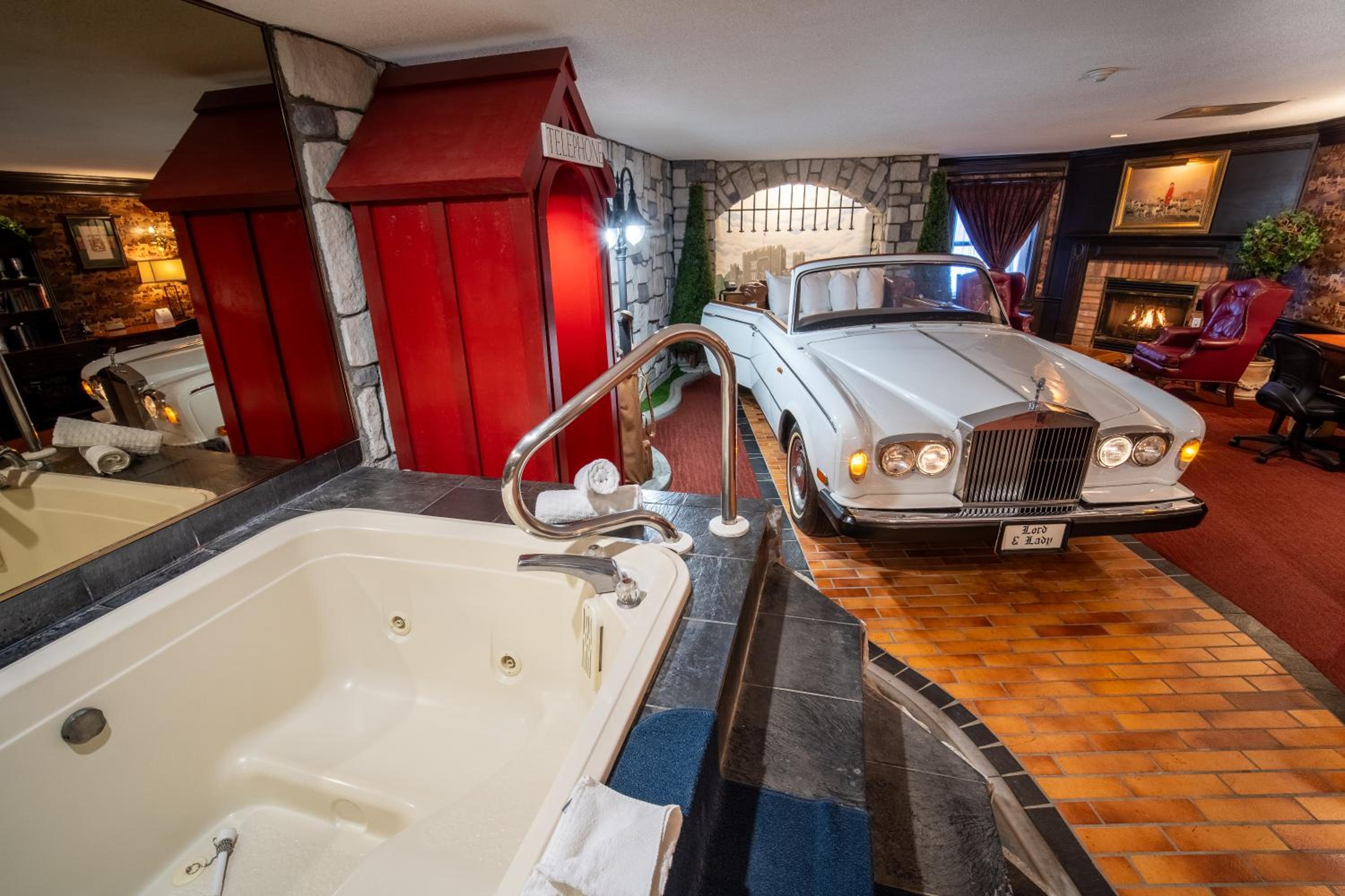 Lord N Lady Queen Suite with Spa Bath and Fireplace - Photo 1
