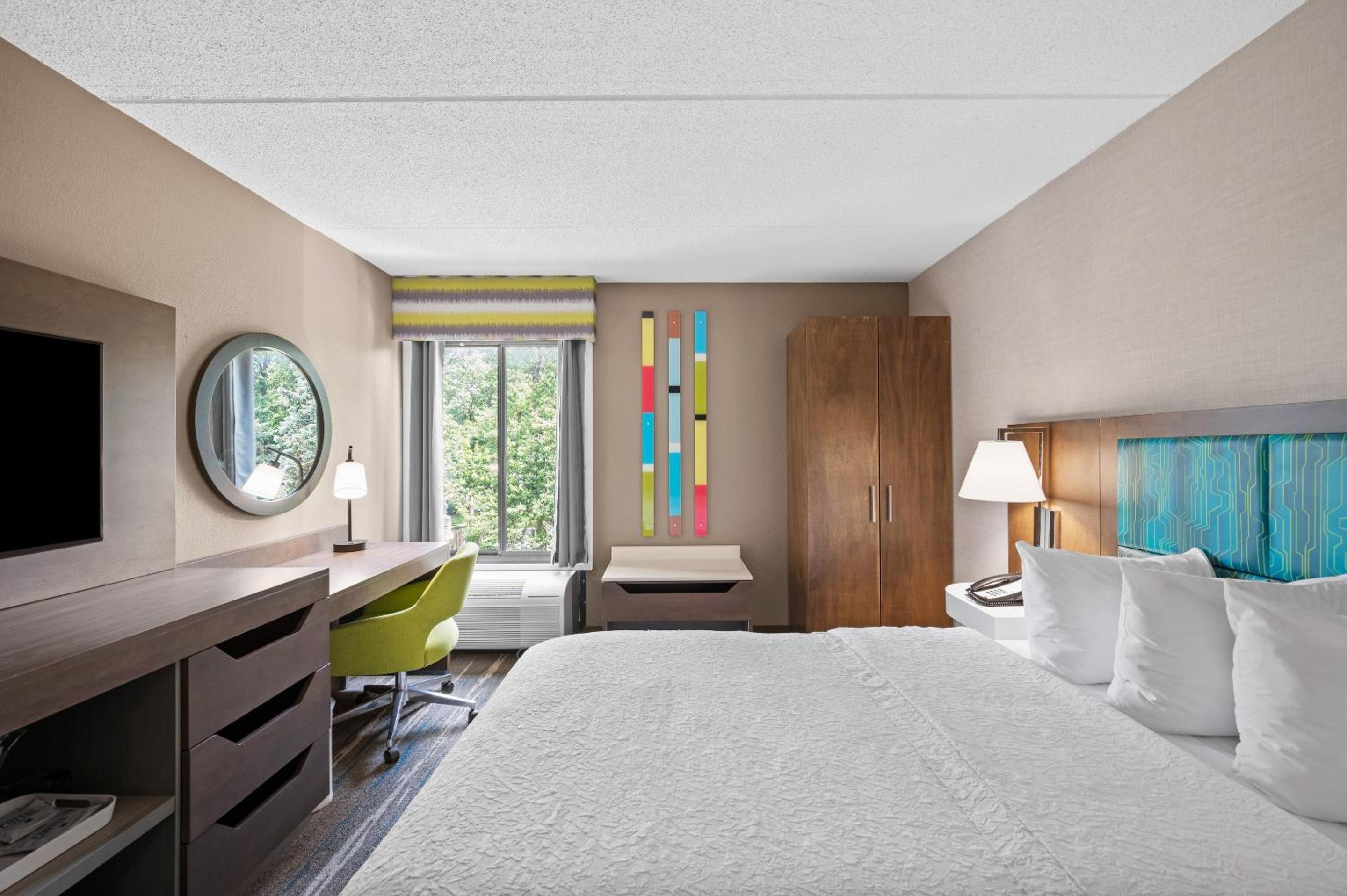 King Room - Non-Smoking - Photo 3