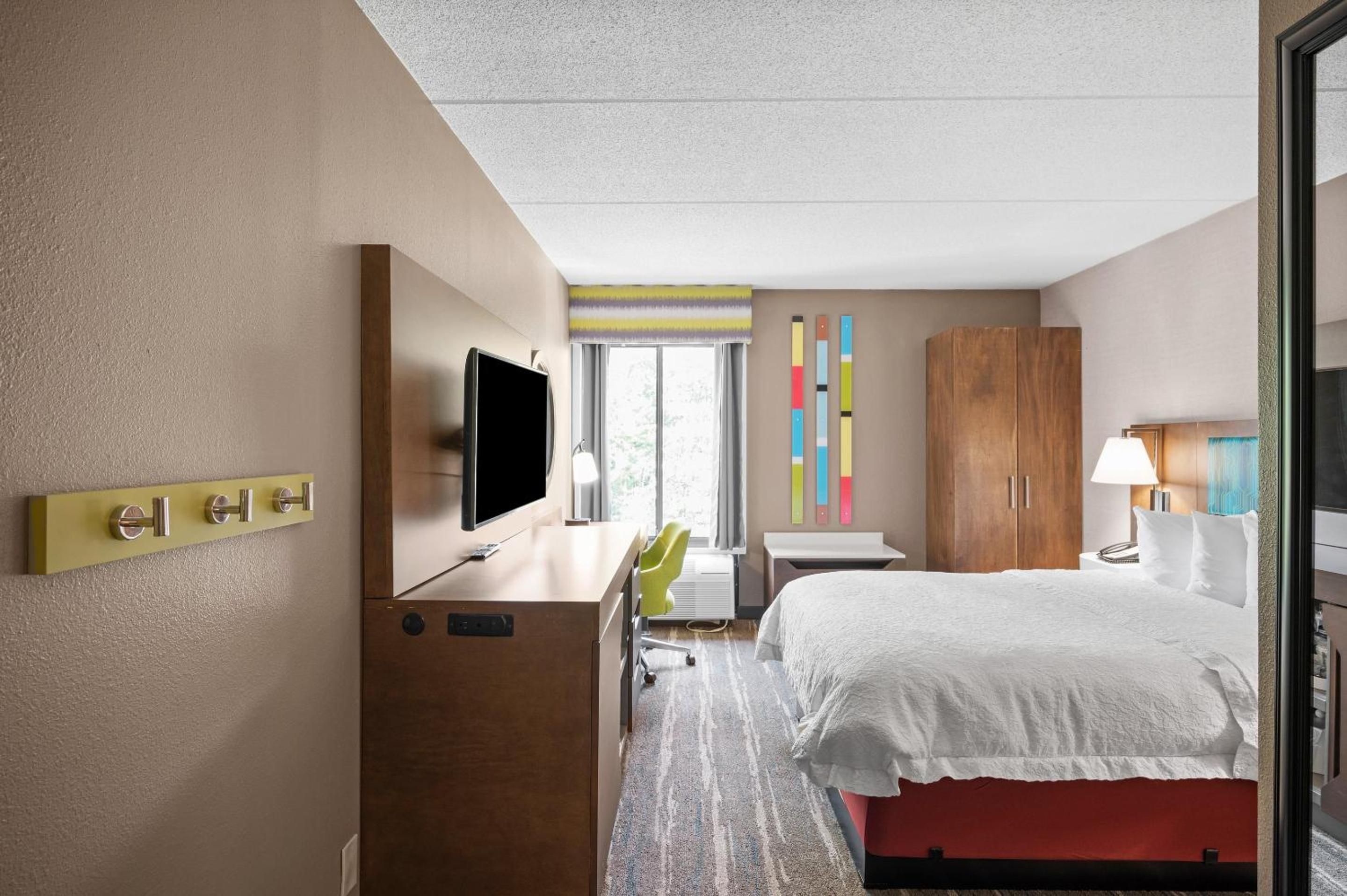 King Room - Non-Smoking - Photo 2