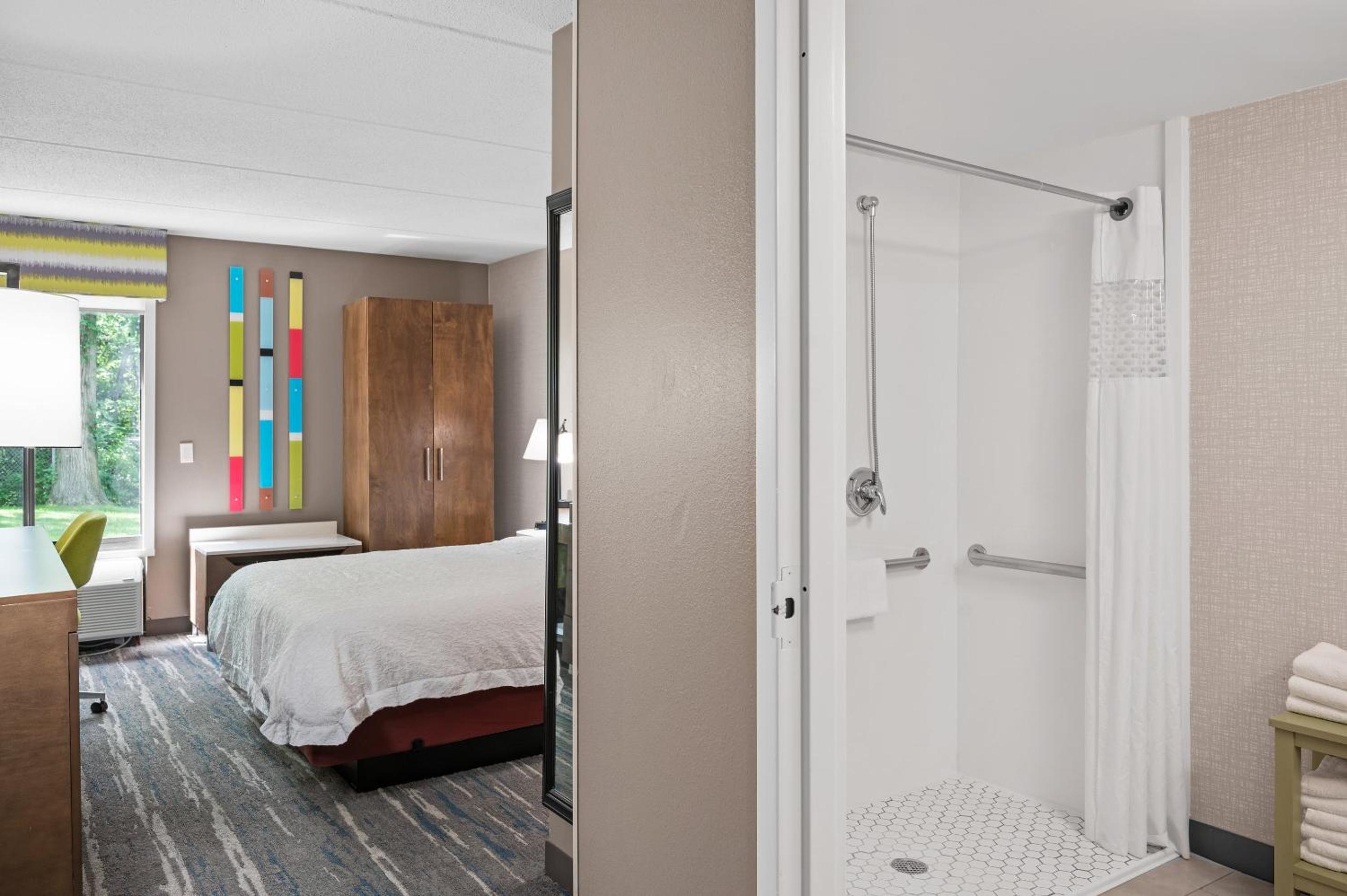 Queen Room with Roll-In Shower - Disability Access/Non-Smoking photo 3