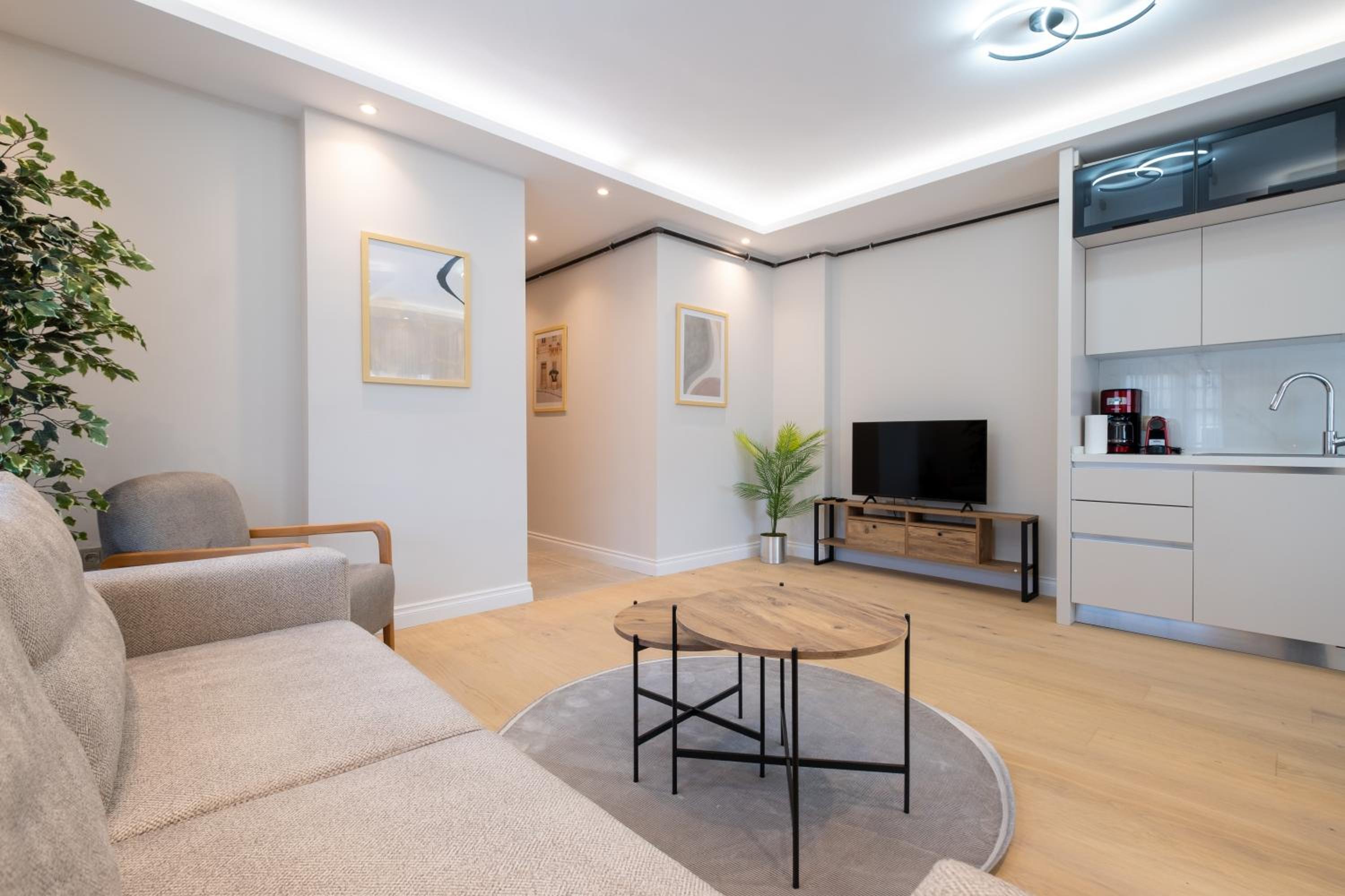 Two-Bedroom Deluxe Apartment photo 2