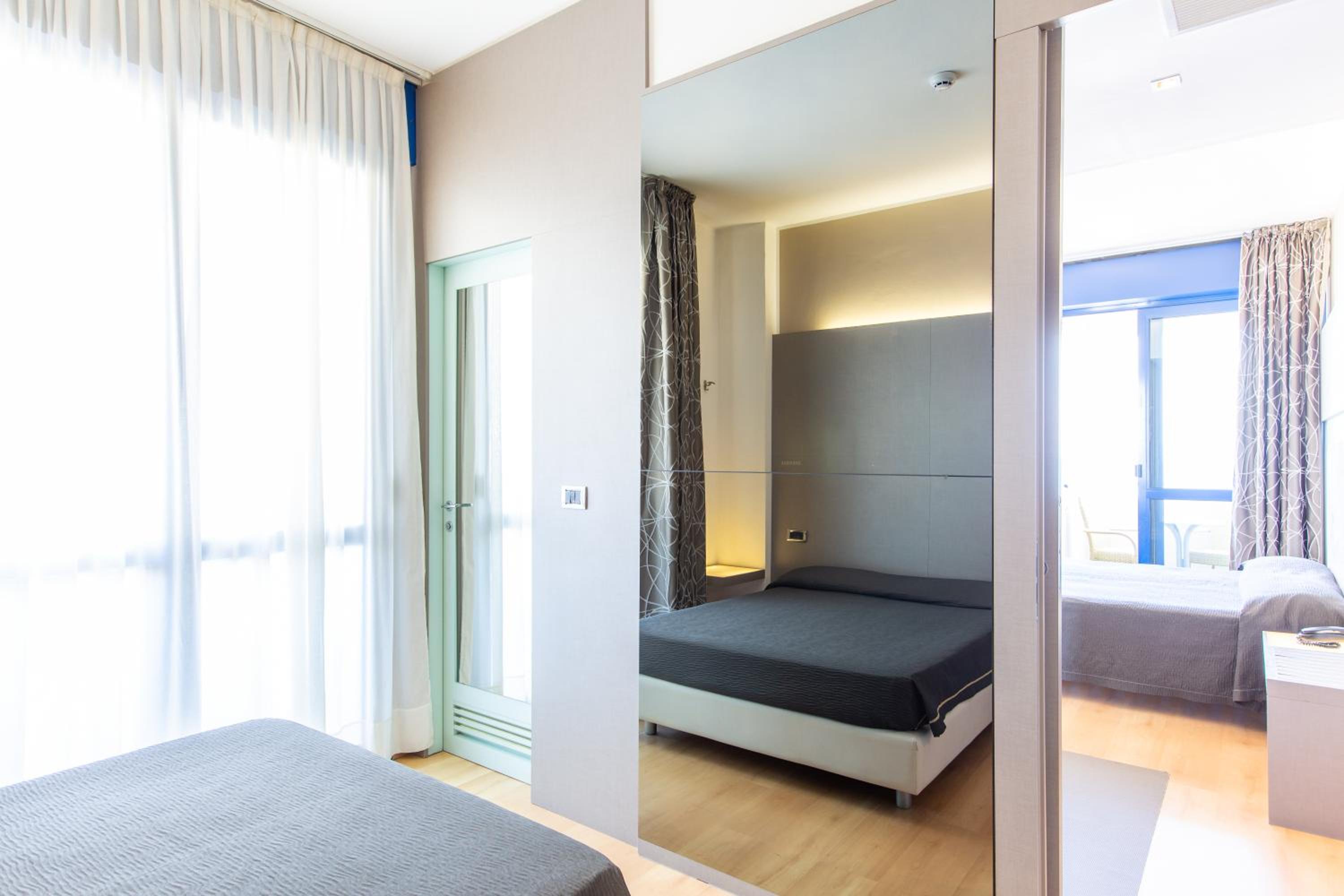 Family Room with Sea View - Photo 3