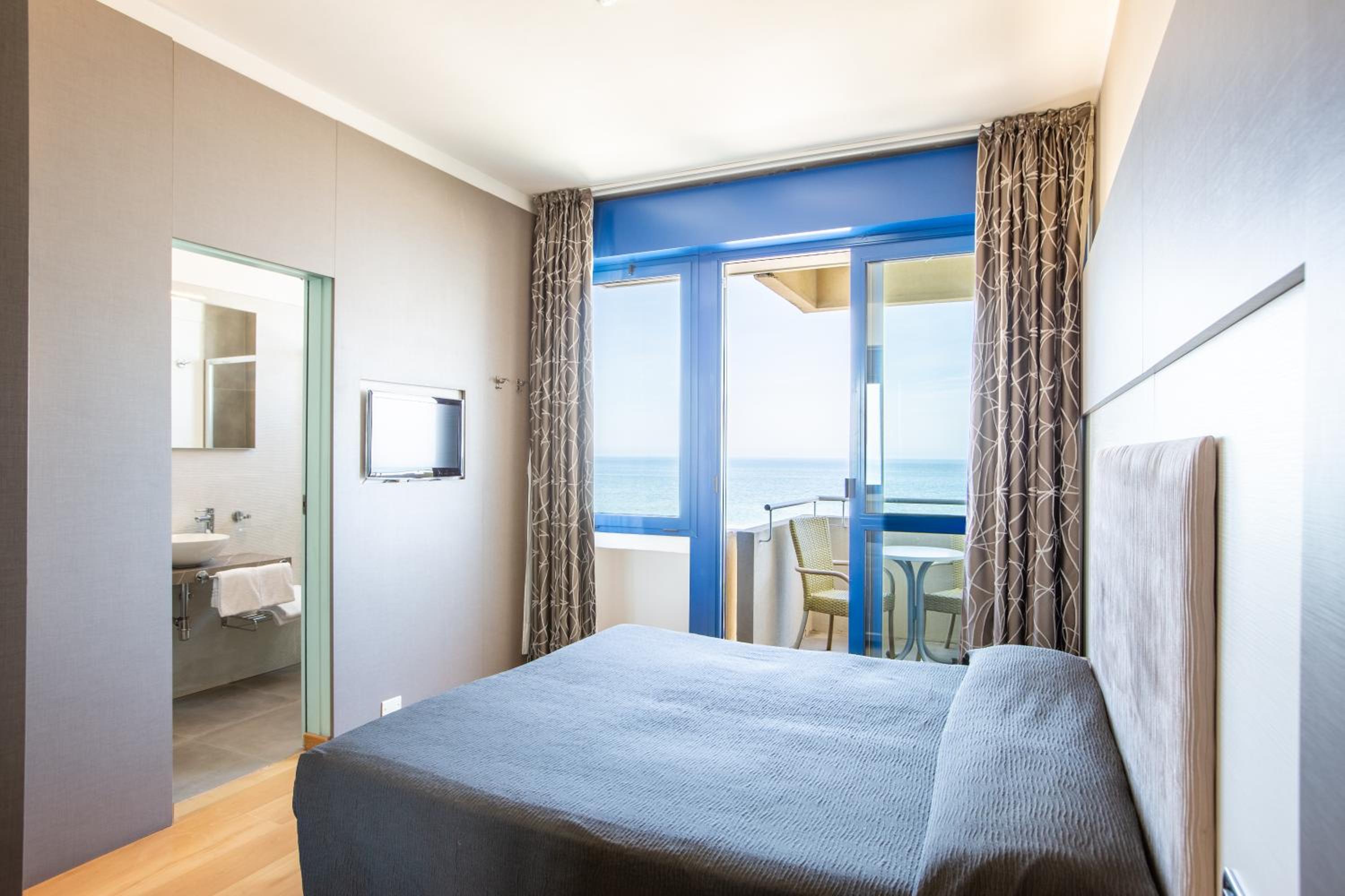 Family Room with Sea View - Photo 2