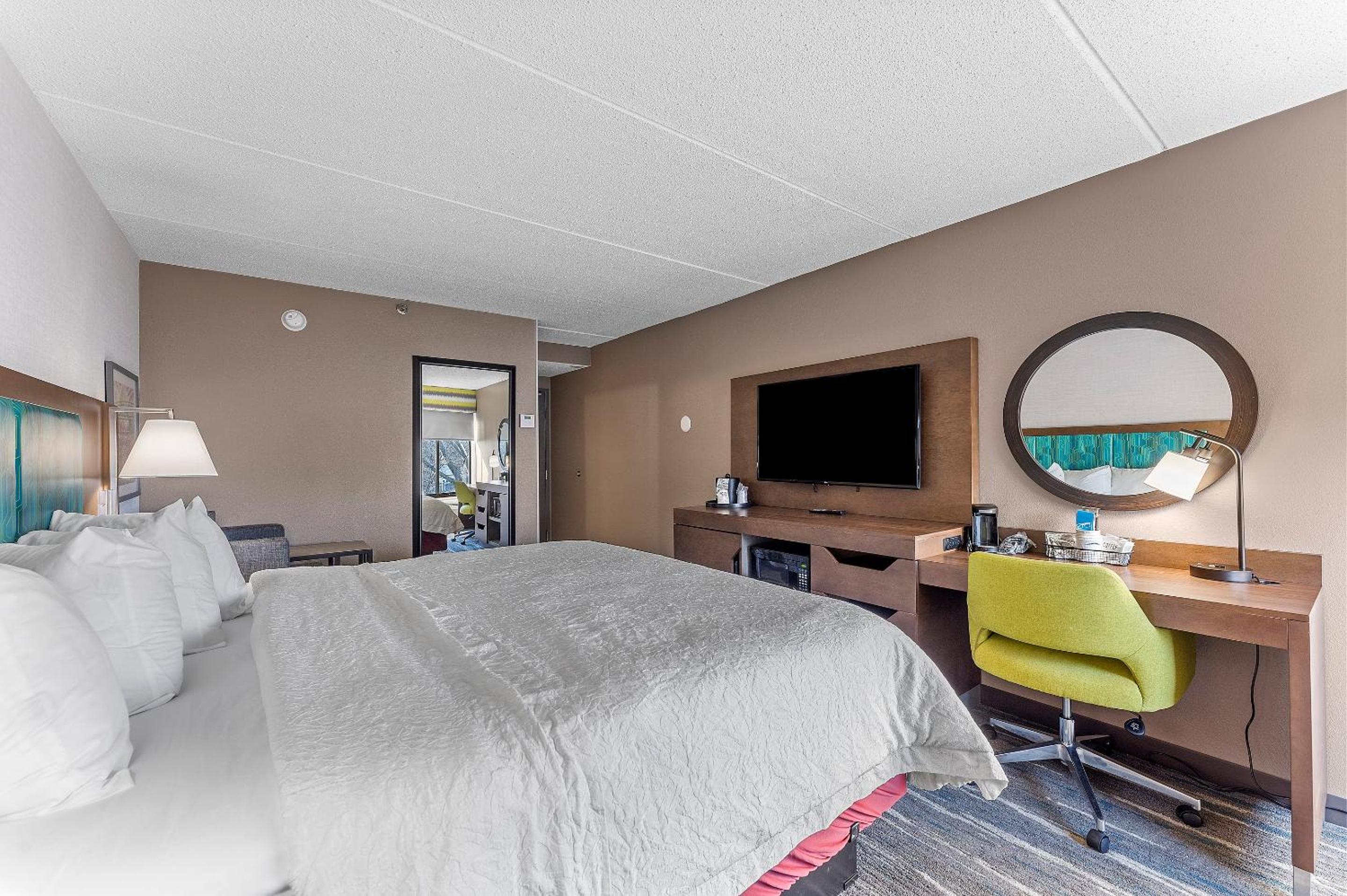King Room with Sofa Bed - Photo 3