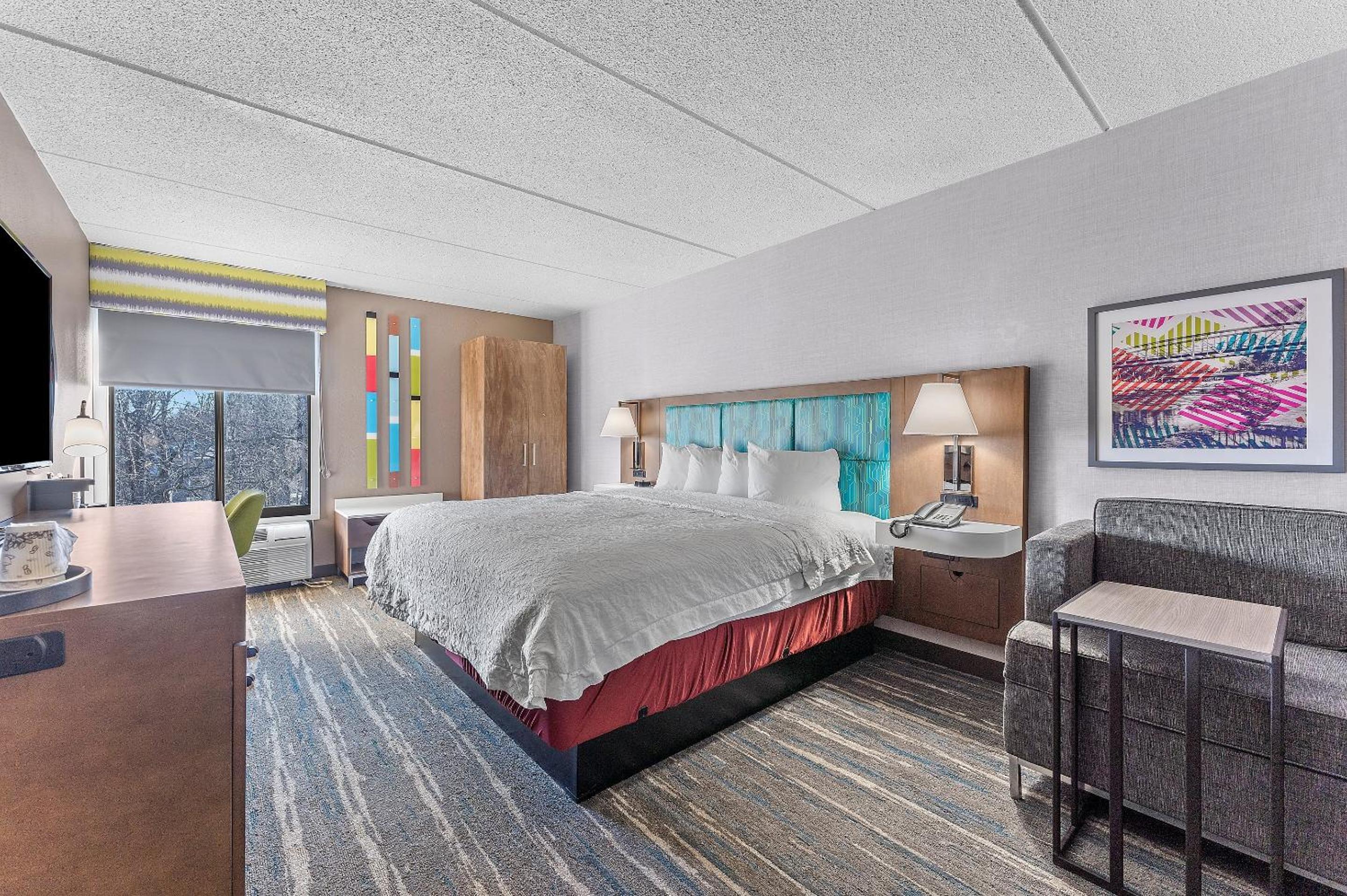King Room with Sofa Bed - Photo 4
