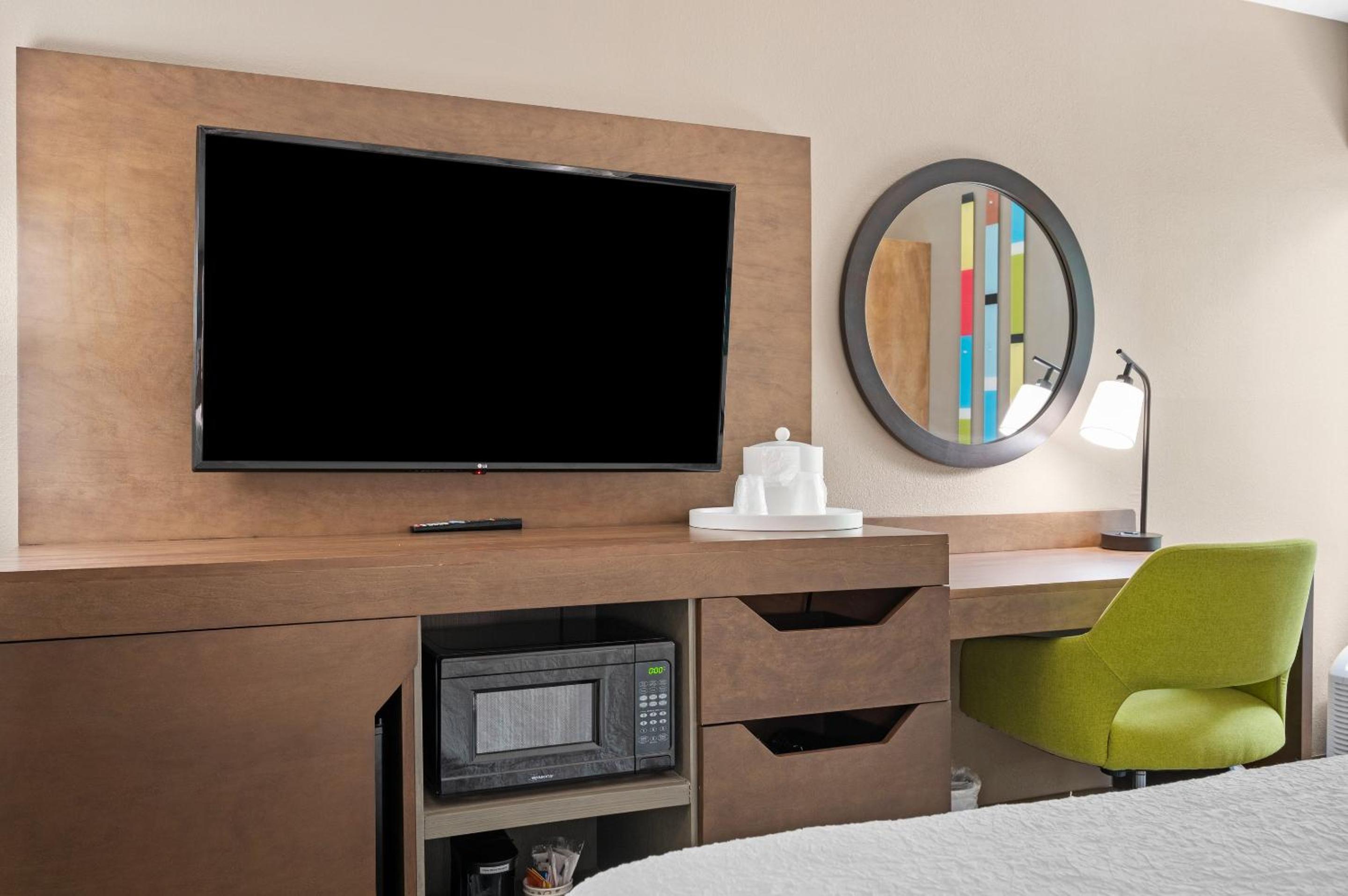 King Room with Microwave and Fridge - Photo 1