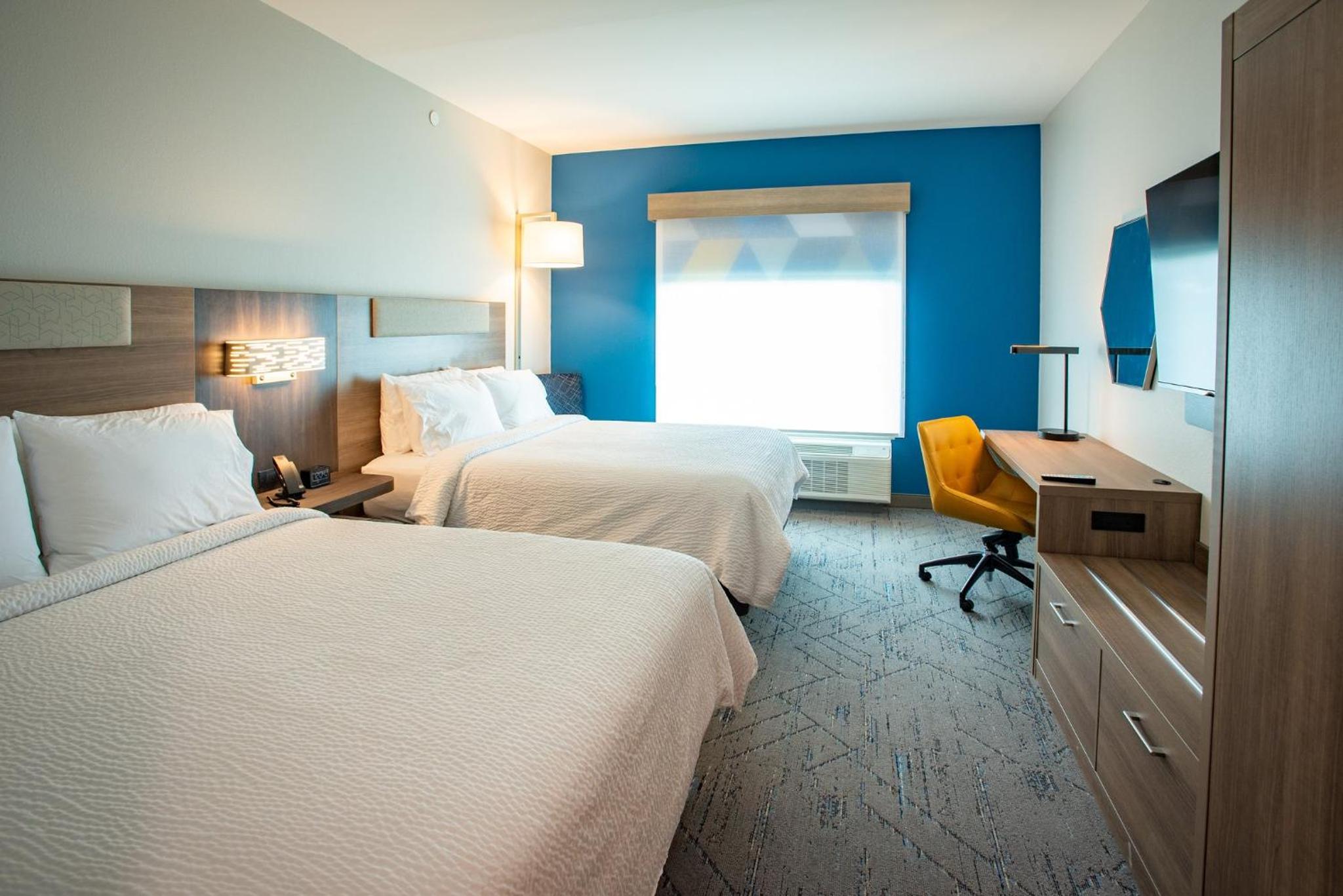 Standard Room with Two Queen Beds - Photo 3