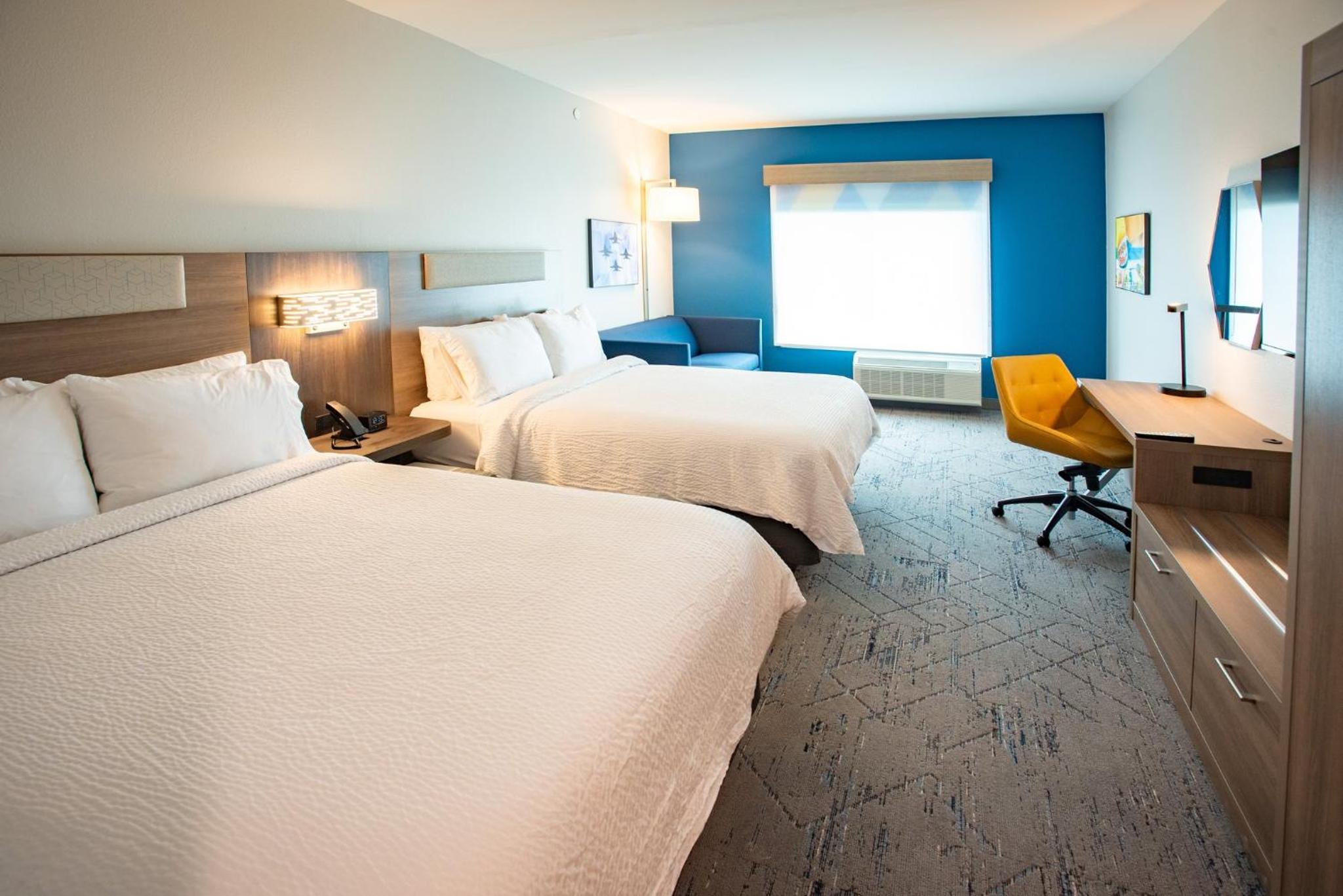 Queen Suite with Two Queen Beds - Photo 4