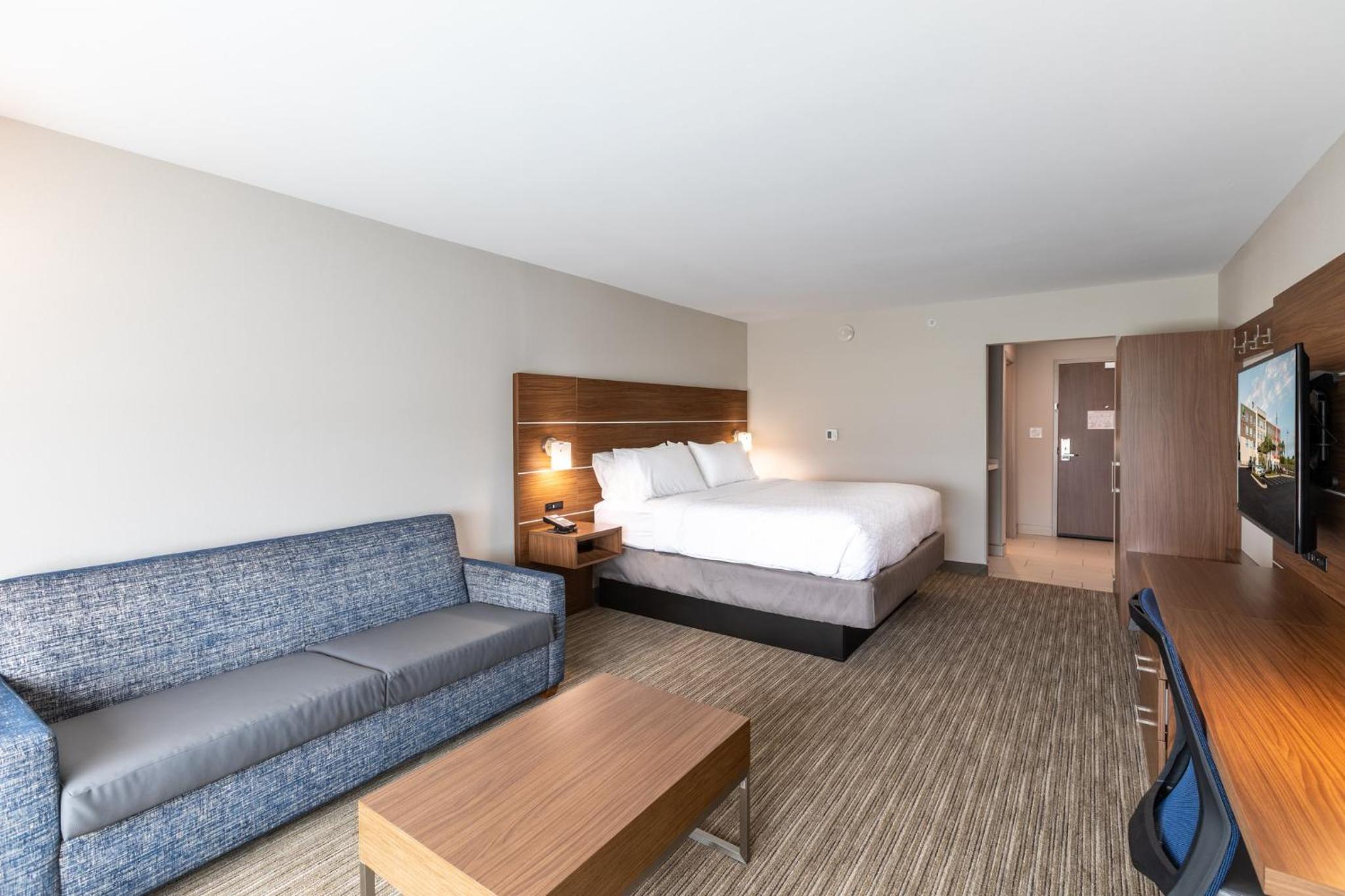King Suite - Non-Smoking - Photo 4