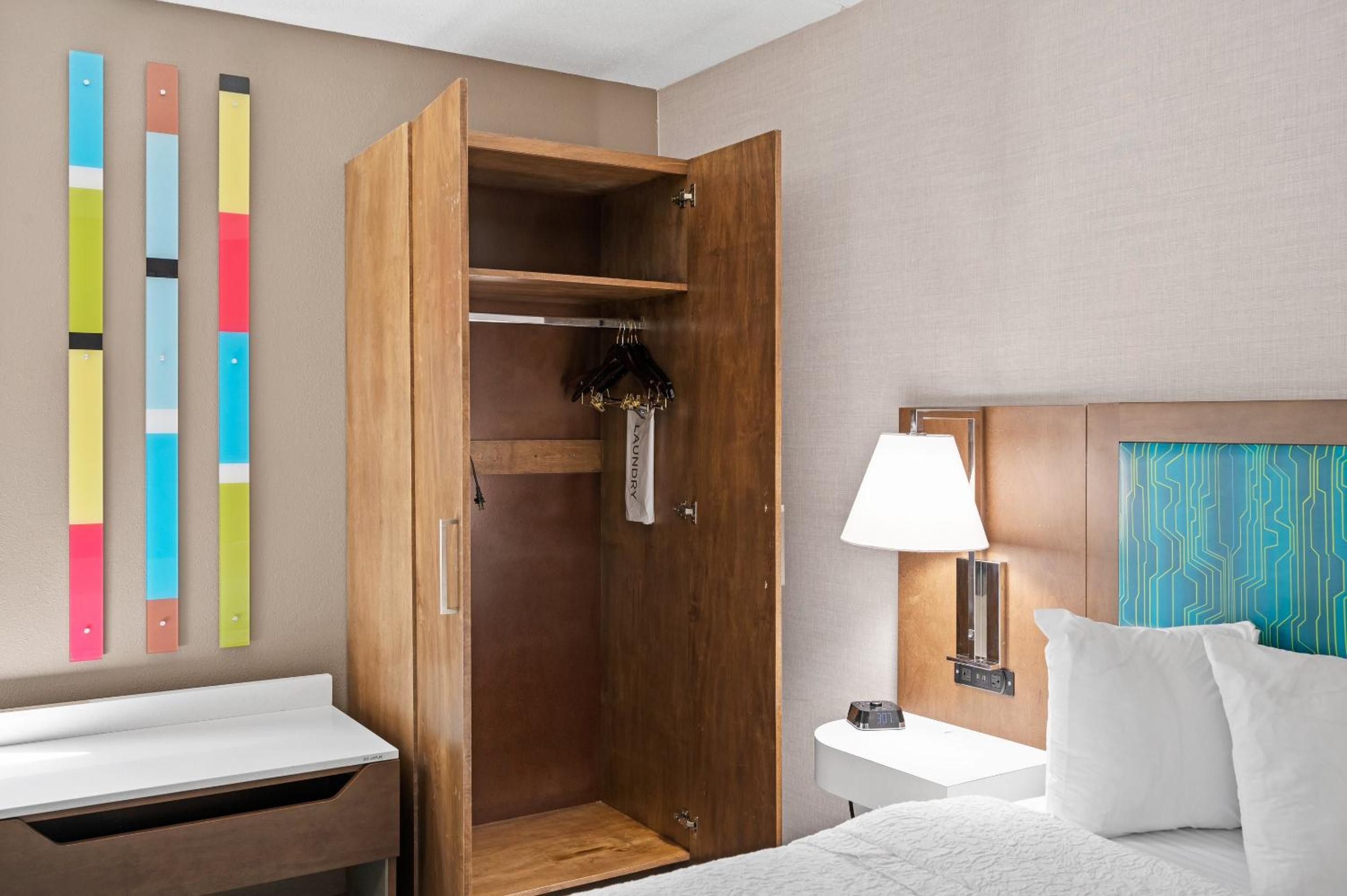 Queen Room with Two Queen Beds - Non-Smoking - Photo 4