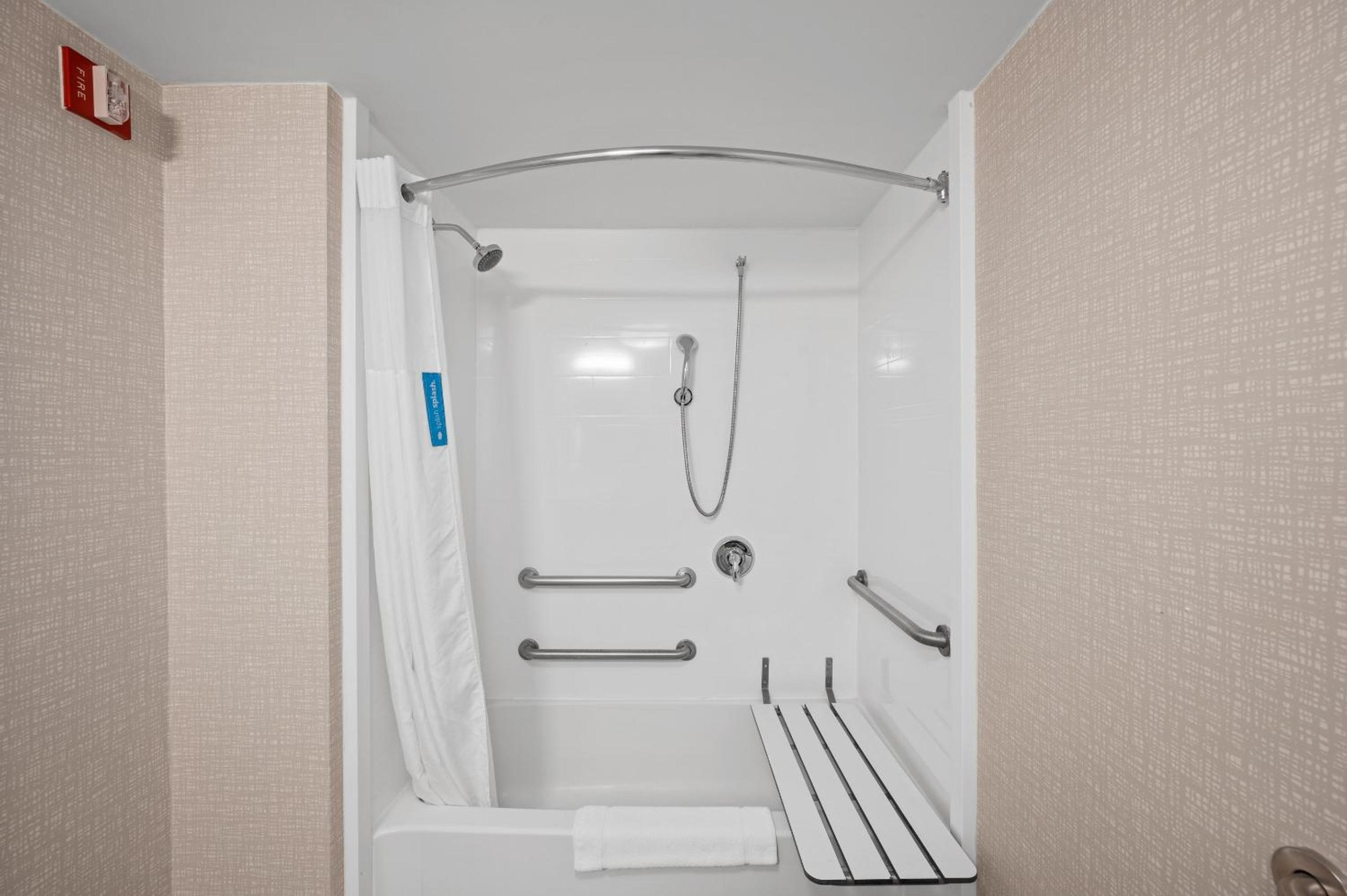 Queen Room with Bath Tub - Disability Access/Non-Smoking  photo 3