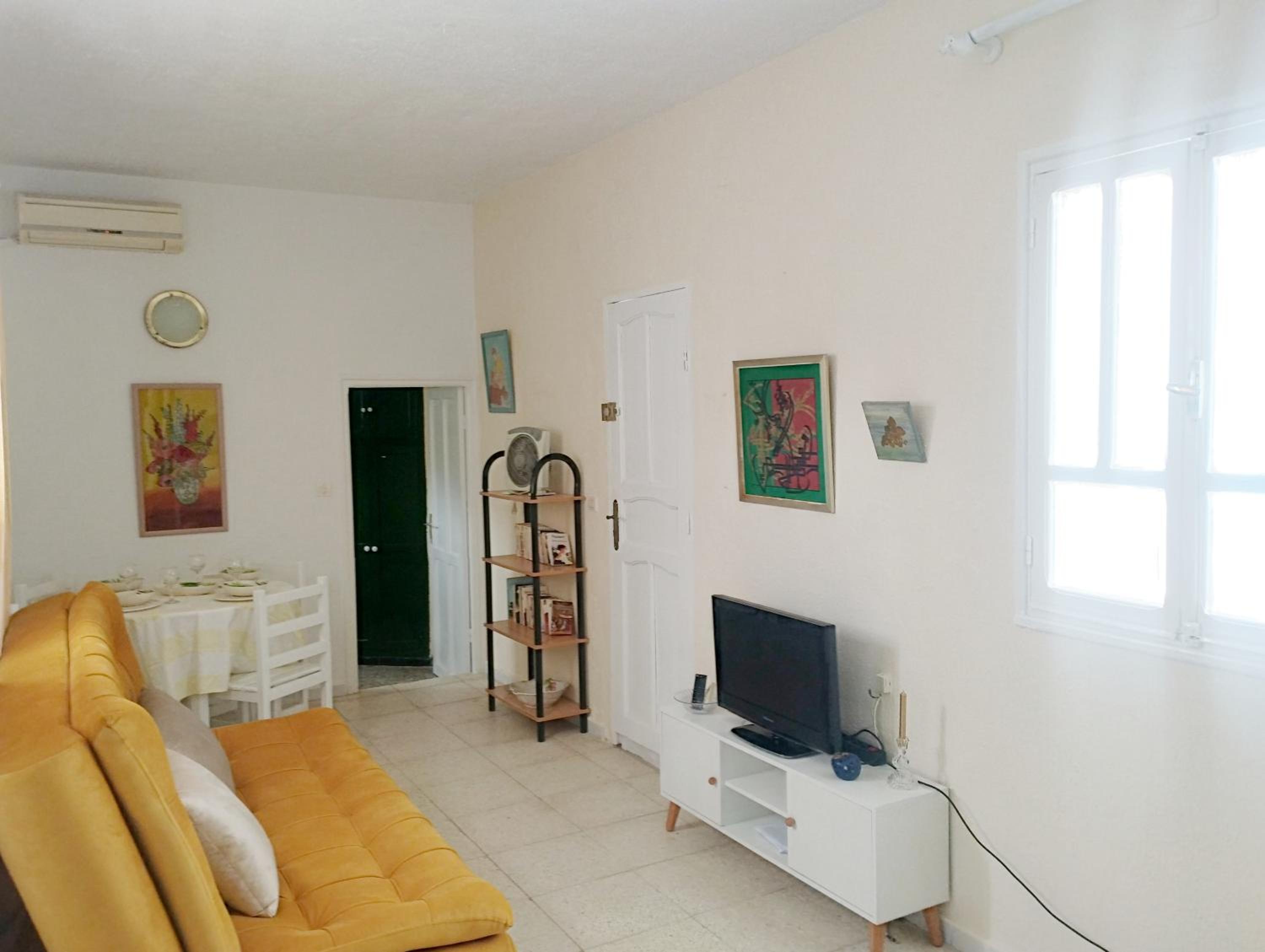 One-Bedroom Apartment photo 1