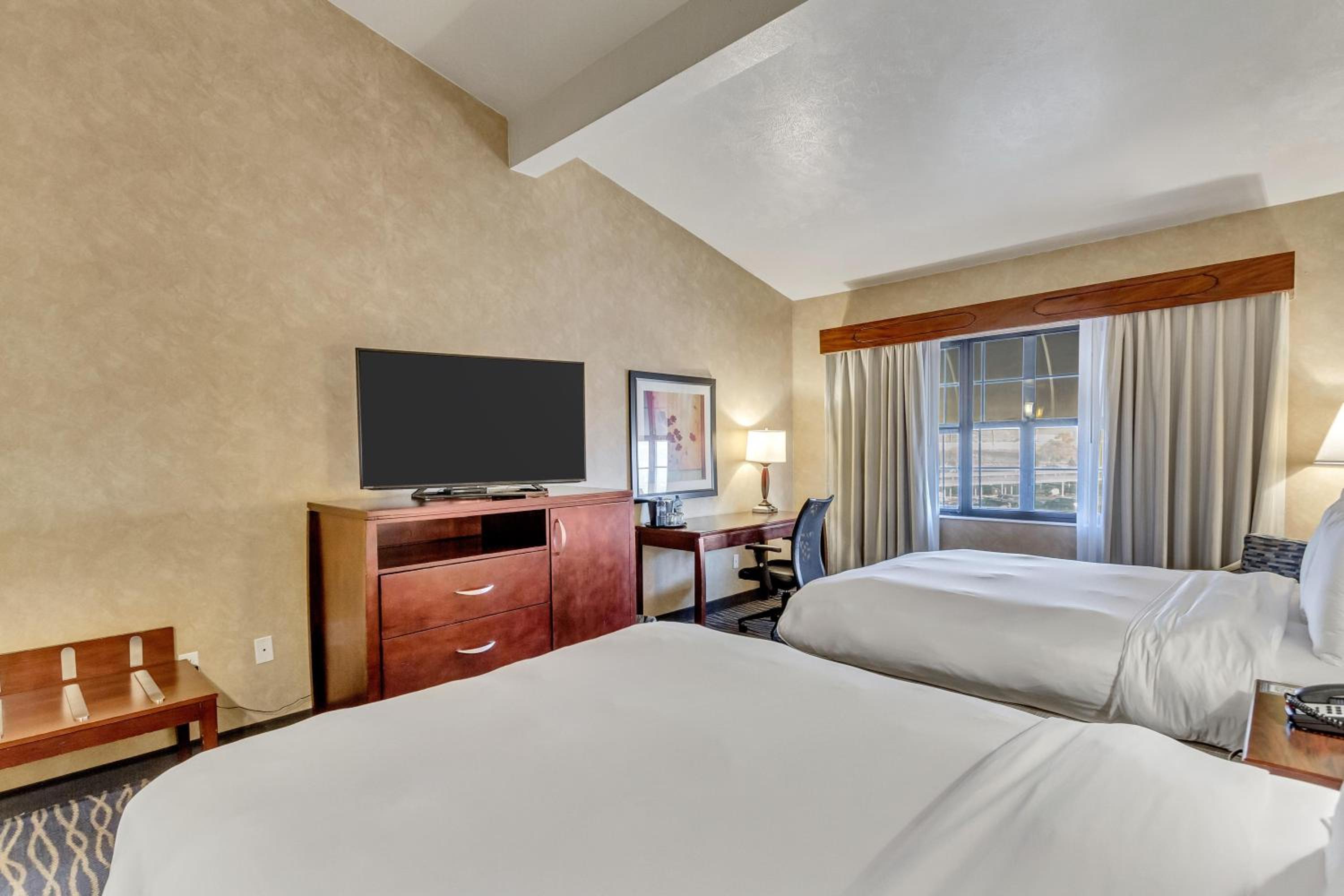 Queen Room with Two Queen Beds - Non-Smoking - Photo 8