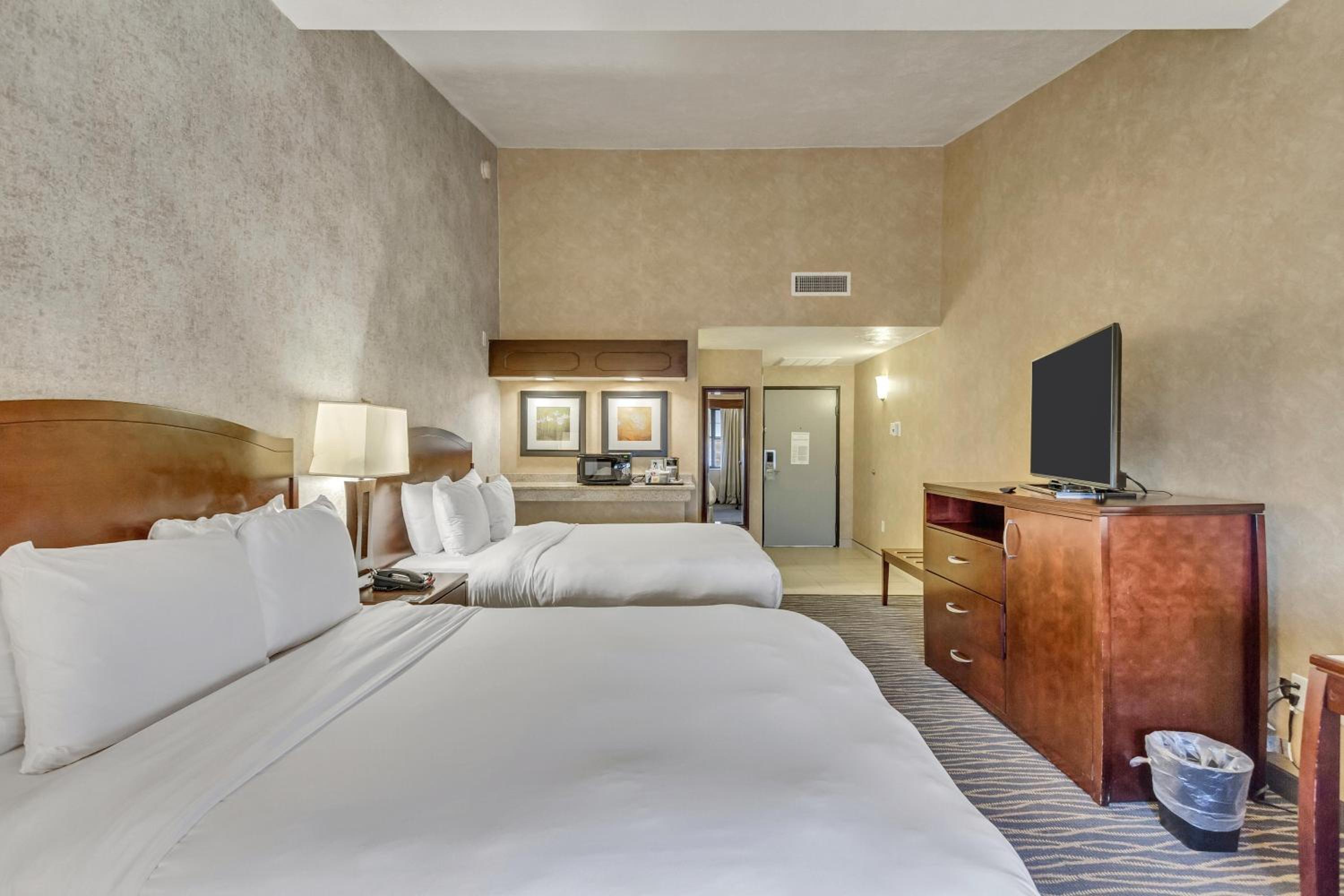 Queen Room with Two Queen Beds - Non-Smoking - Photo 3