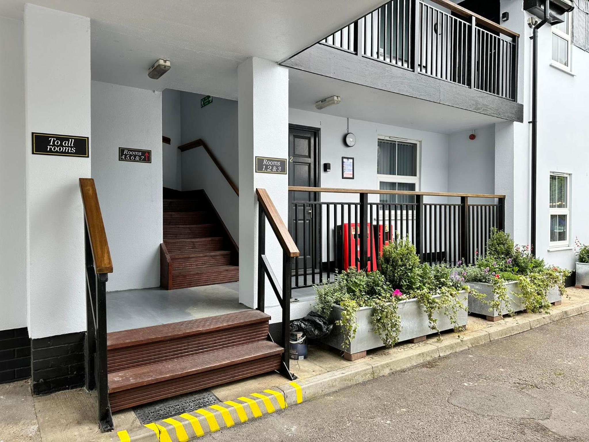 Standard Double Room - Photo 12