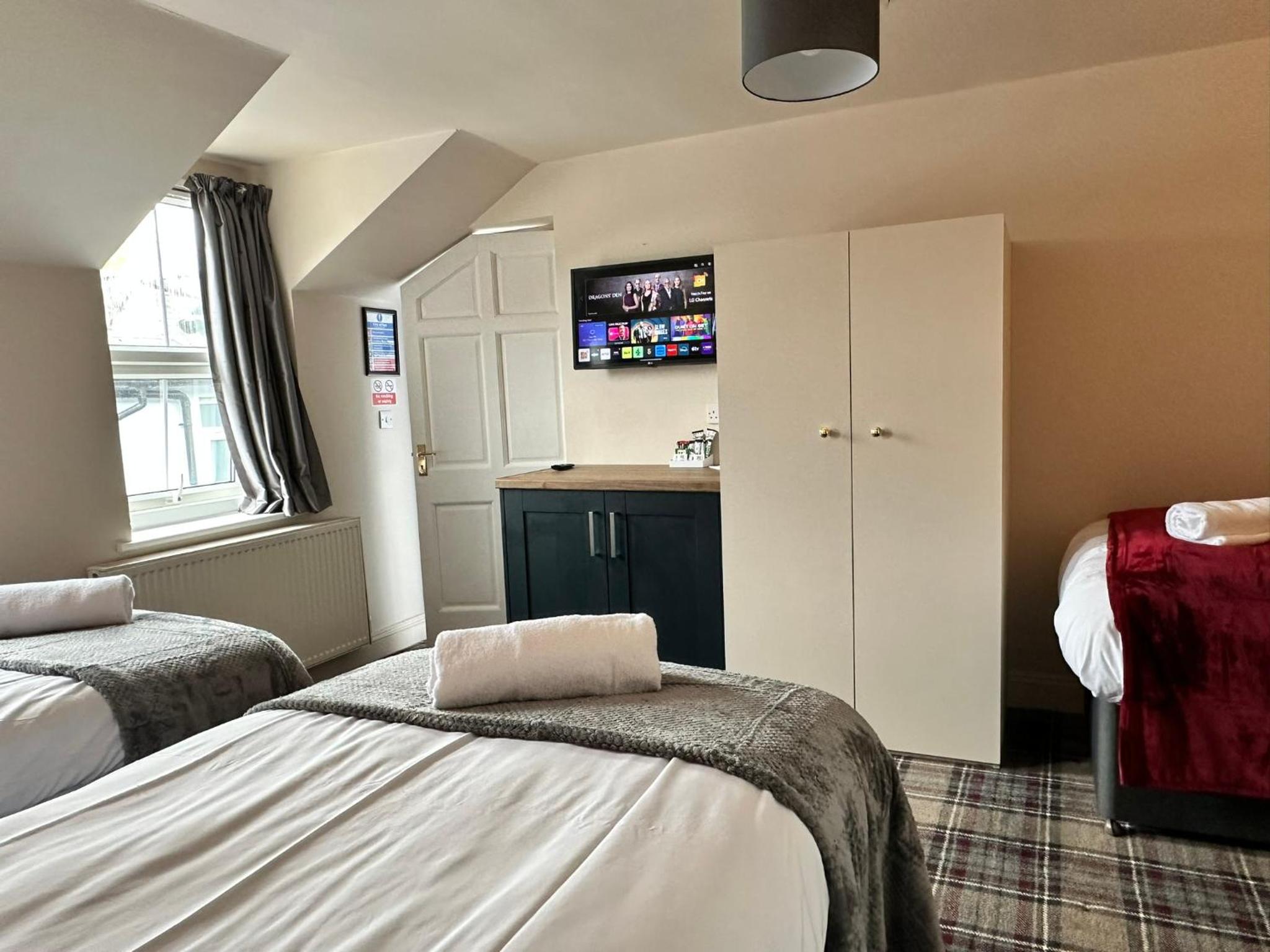 Twin Room - Photo 11
