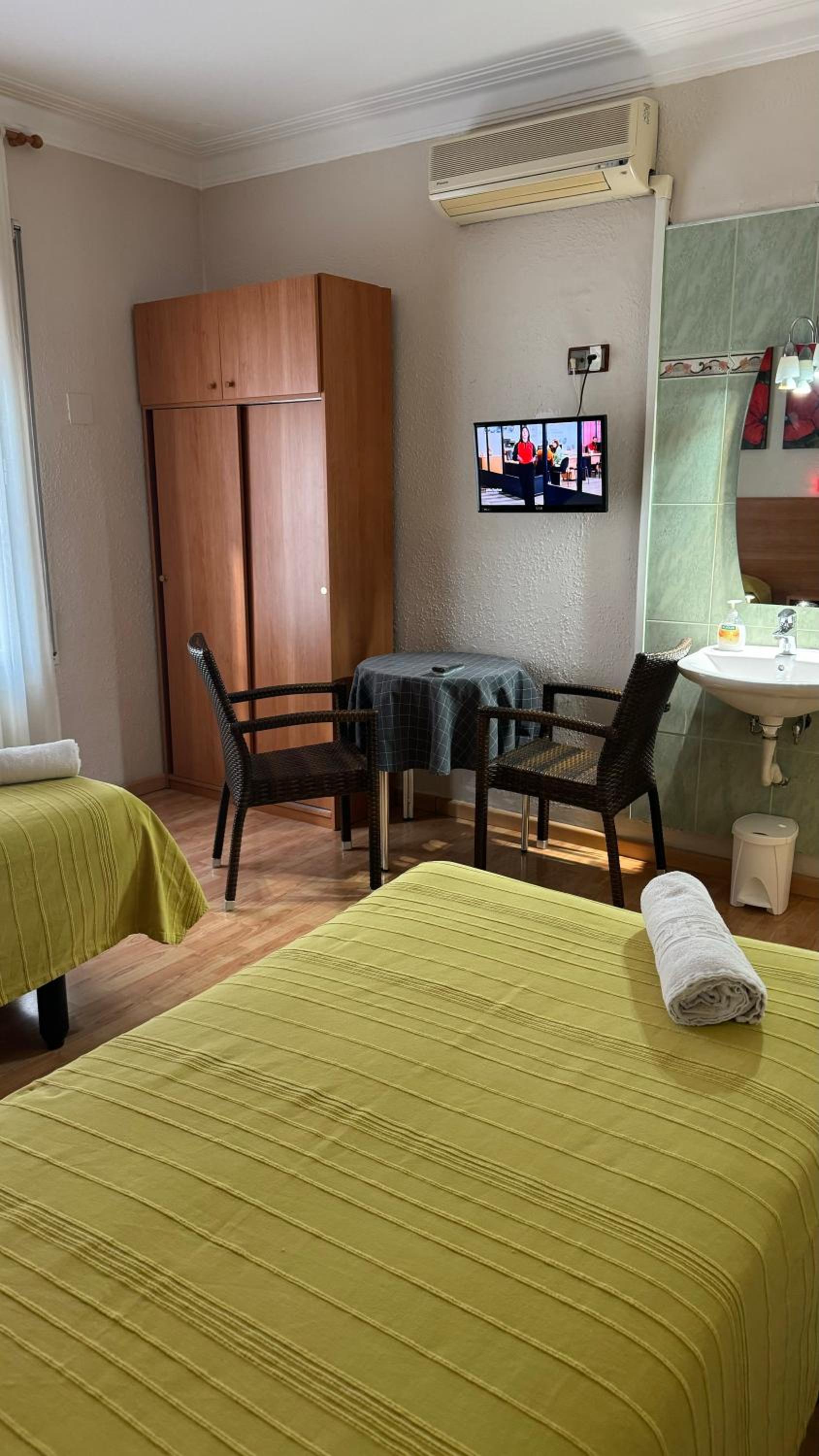 Double or Twin Room with Shared Bathroom photo 2