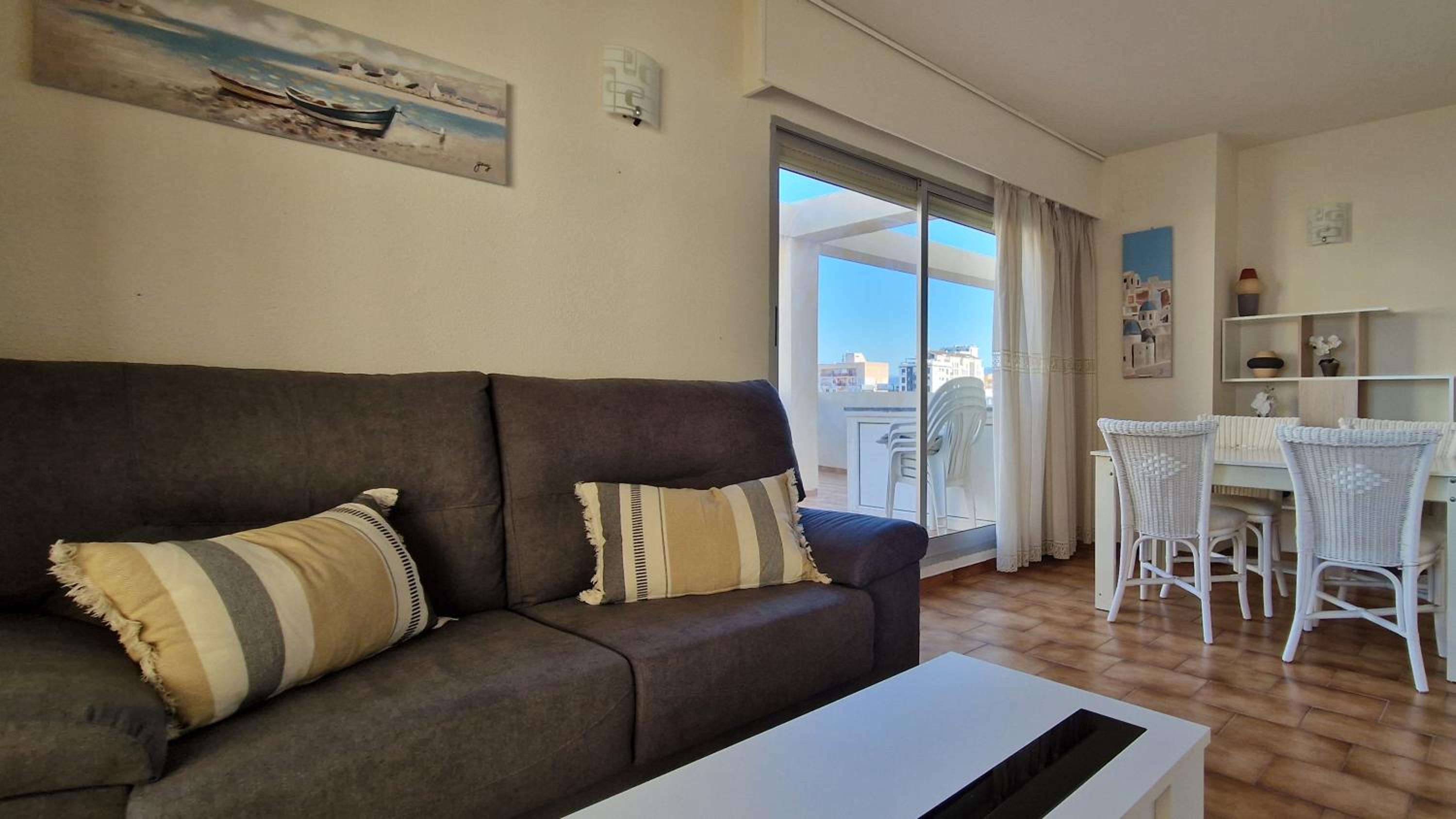 Apartamento de dos habitaciones con terraza y vista al mar