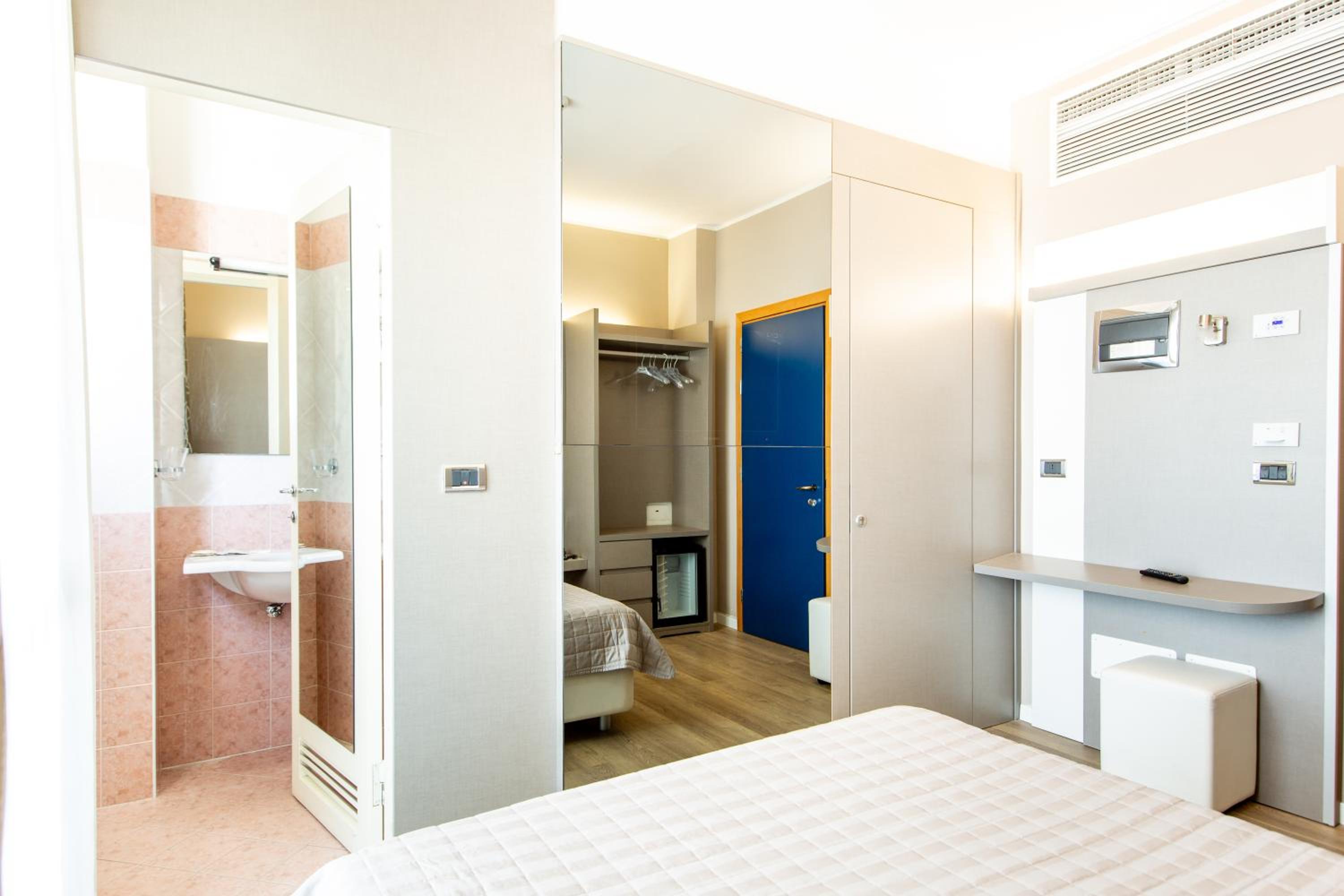 Double or Twin Room with Side Sea View - Photo 1