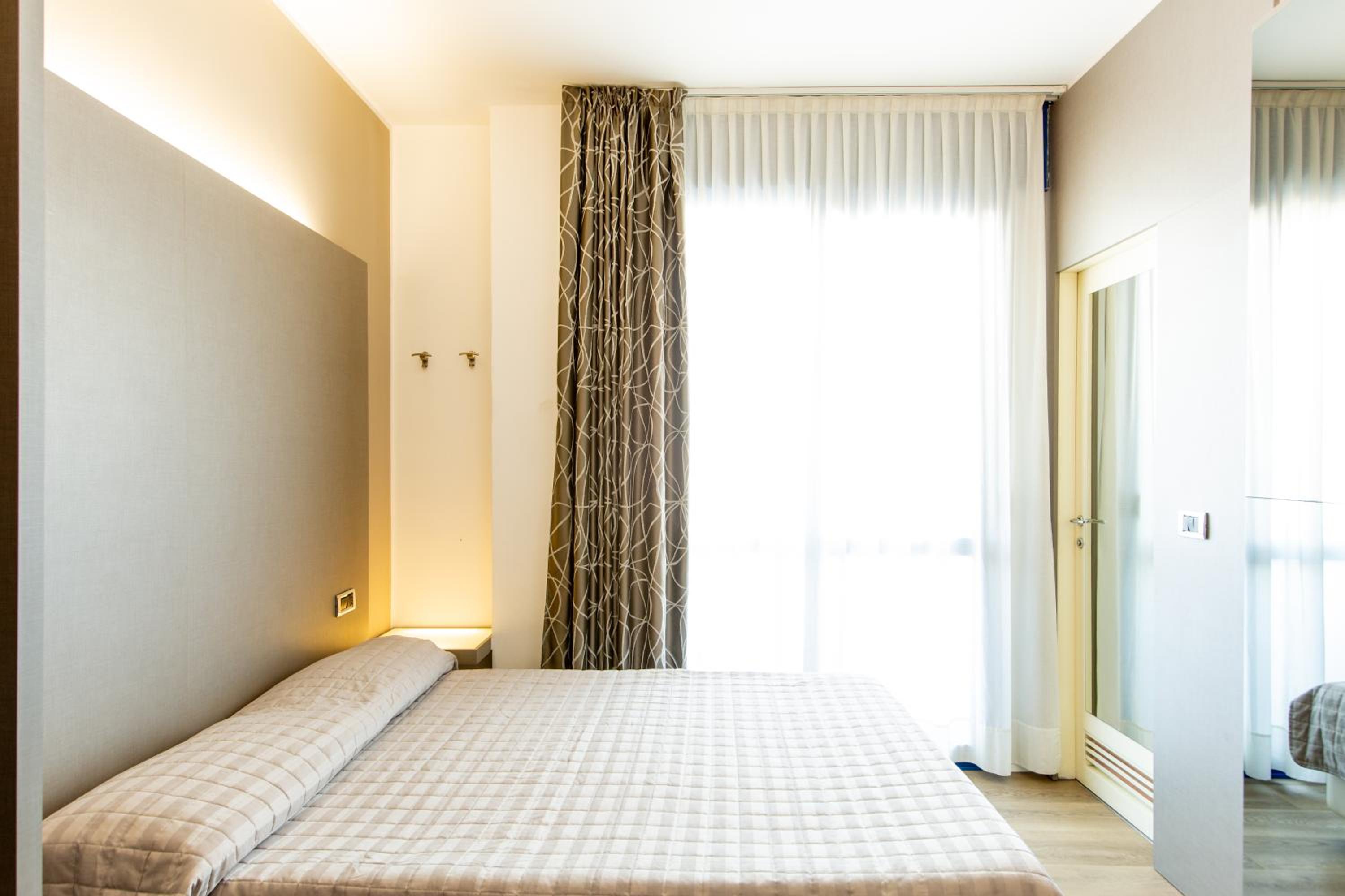 Double or Twin Room with Side Sea View - Photo 4
