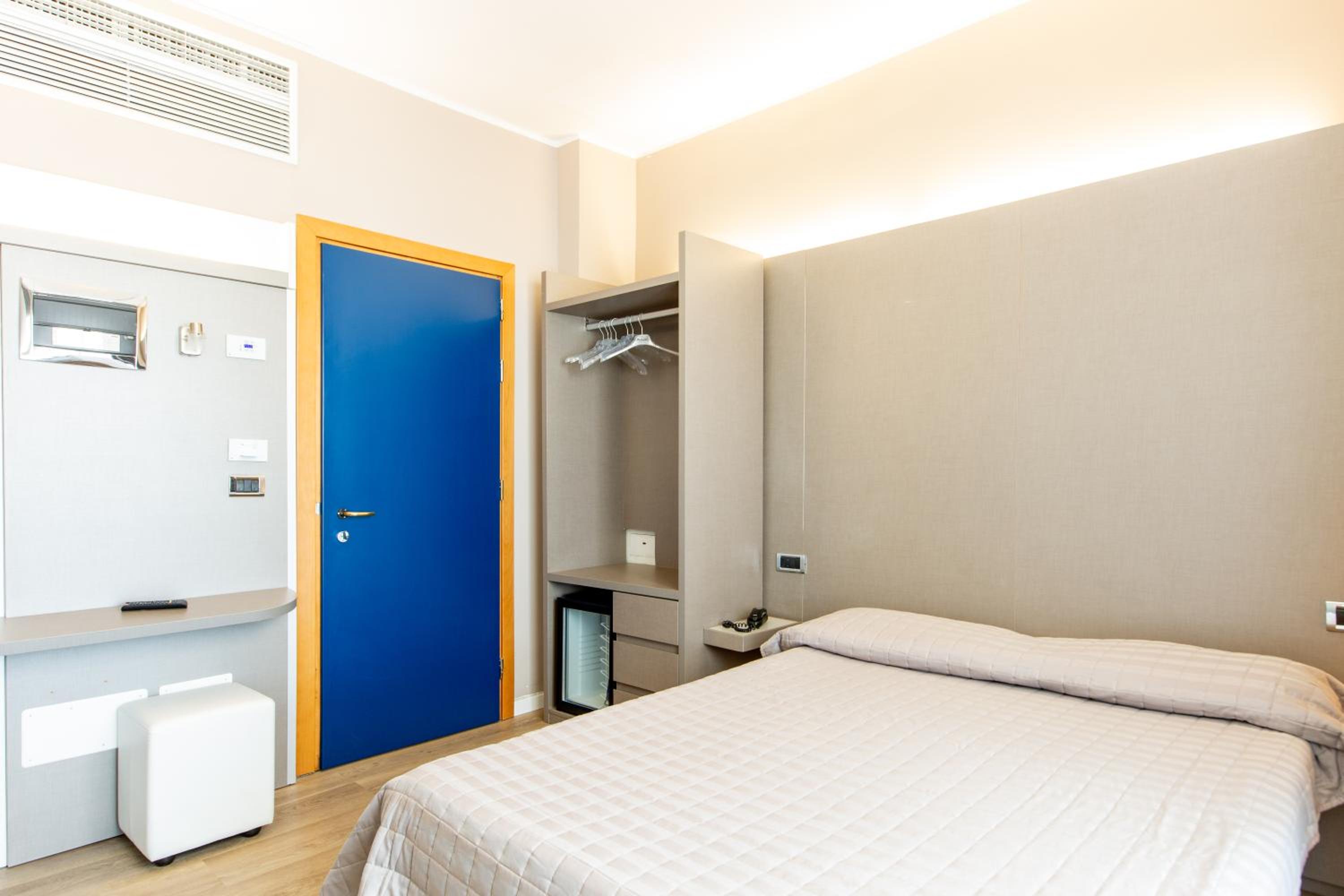 Double or Twin Room with Side Sea View - Photo 5