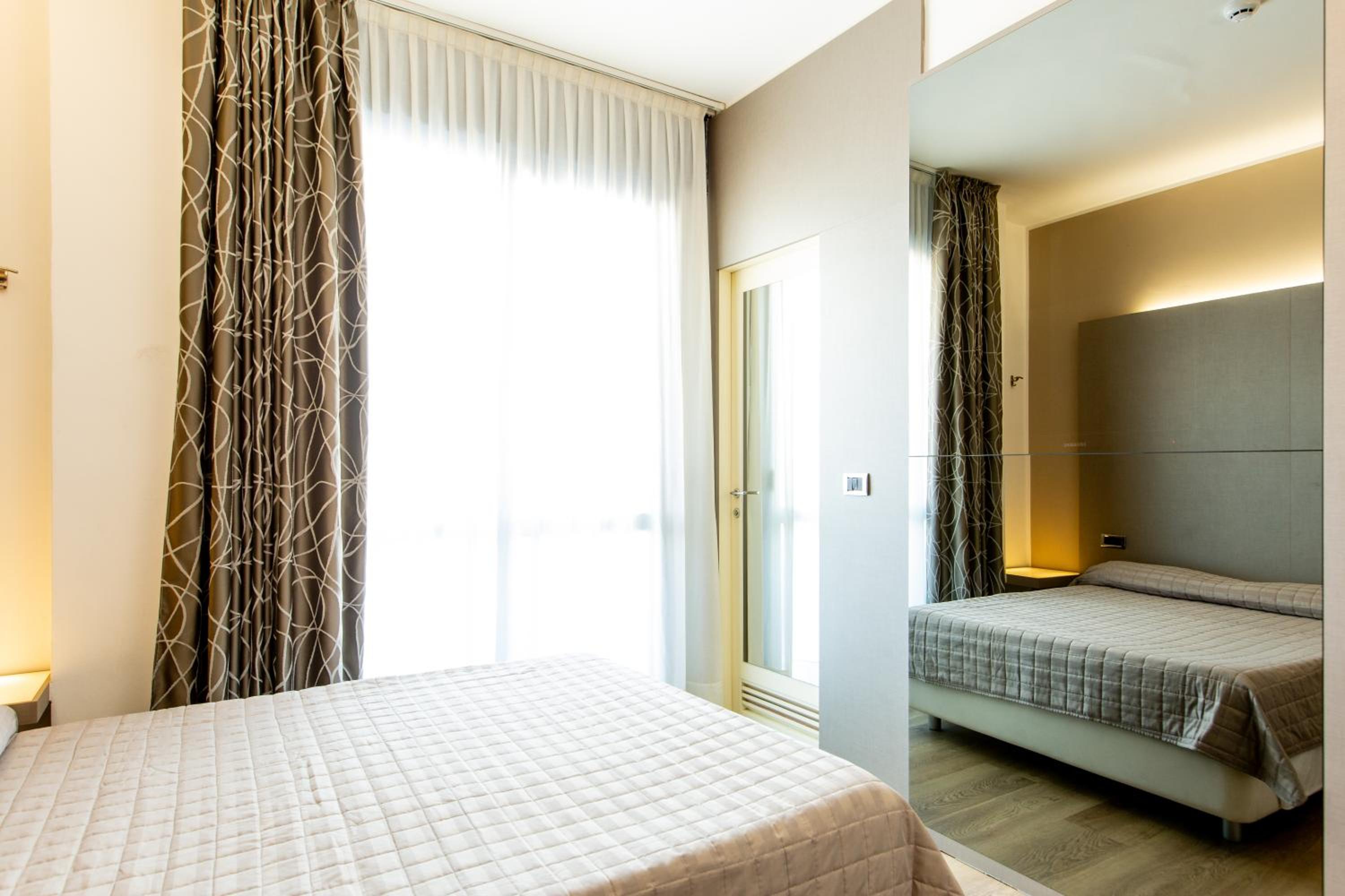 Double or Twin Room with Side Sea View - Photo 7