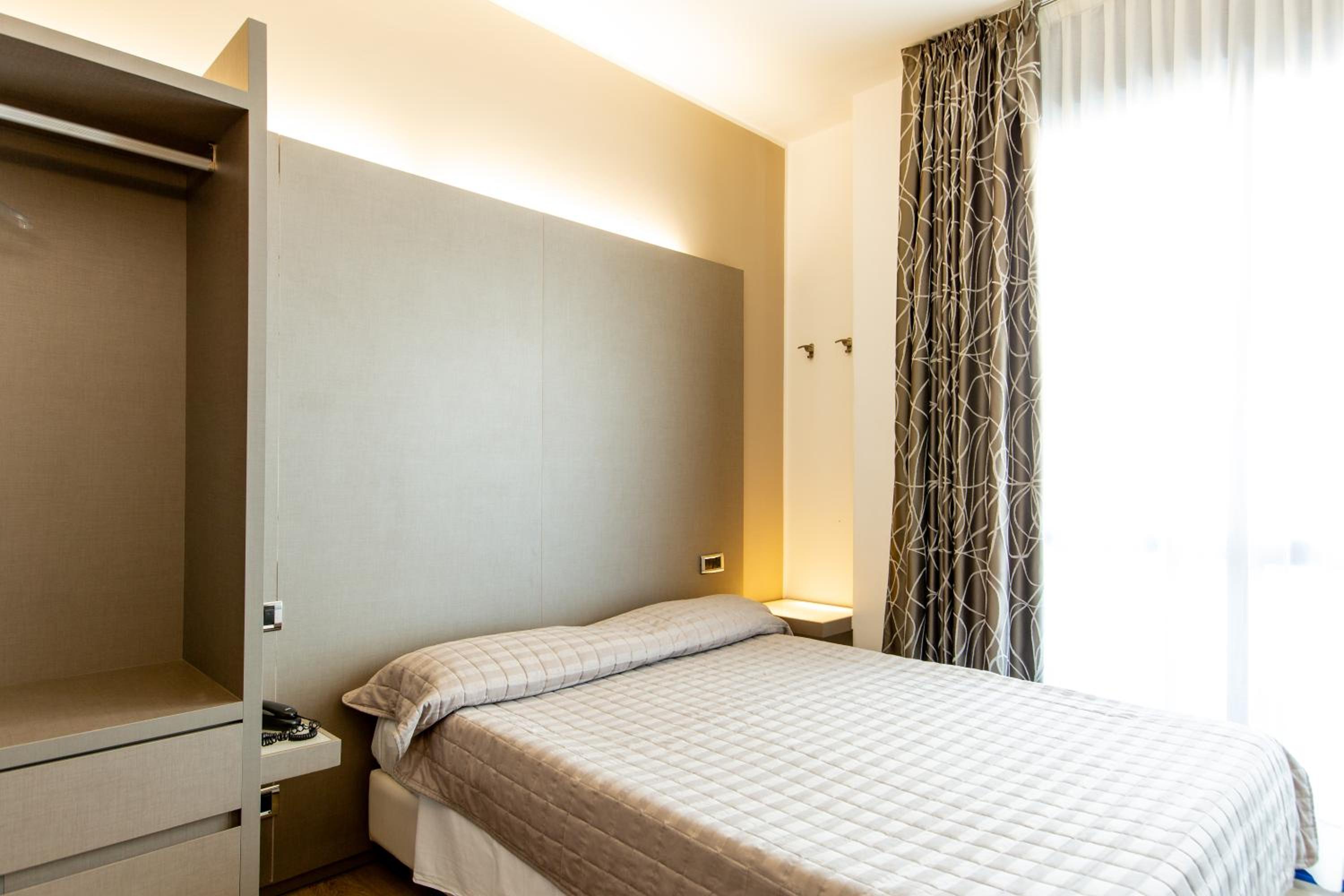 Double or Twin Room with Side Sea View - Photo 6