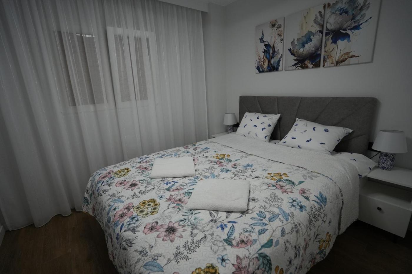 Apartamento de dos habitaciones con balcón y vista al mar