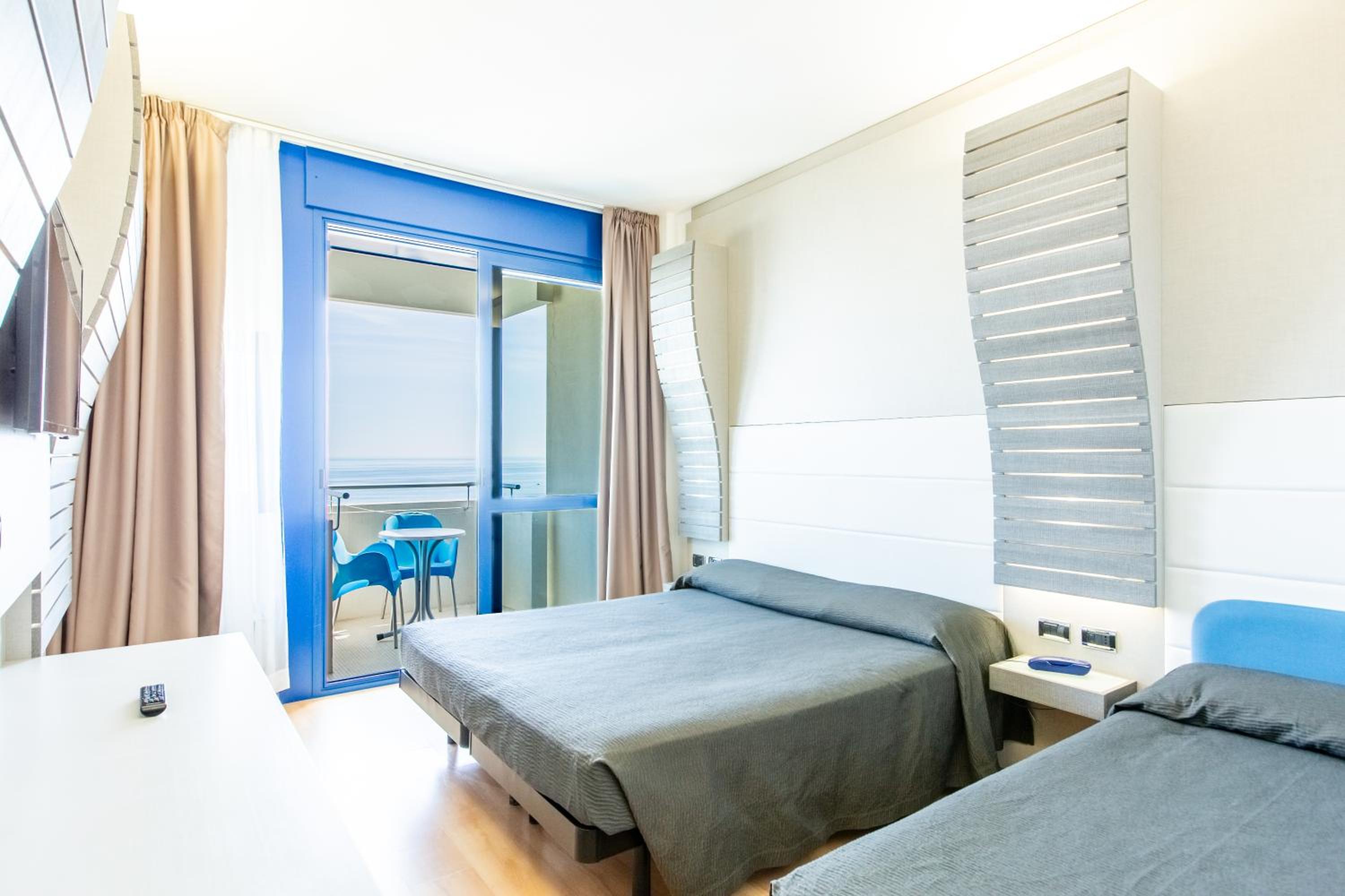 Deluxe Triple Room with Sea View - Photo 3