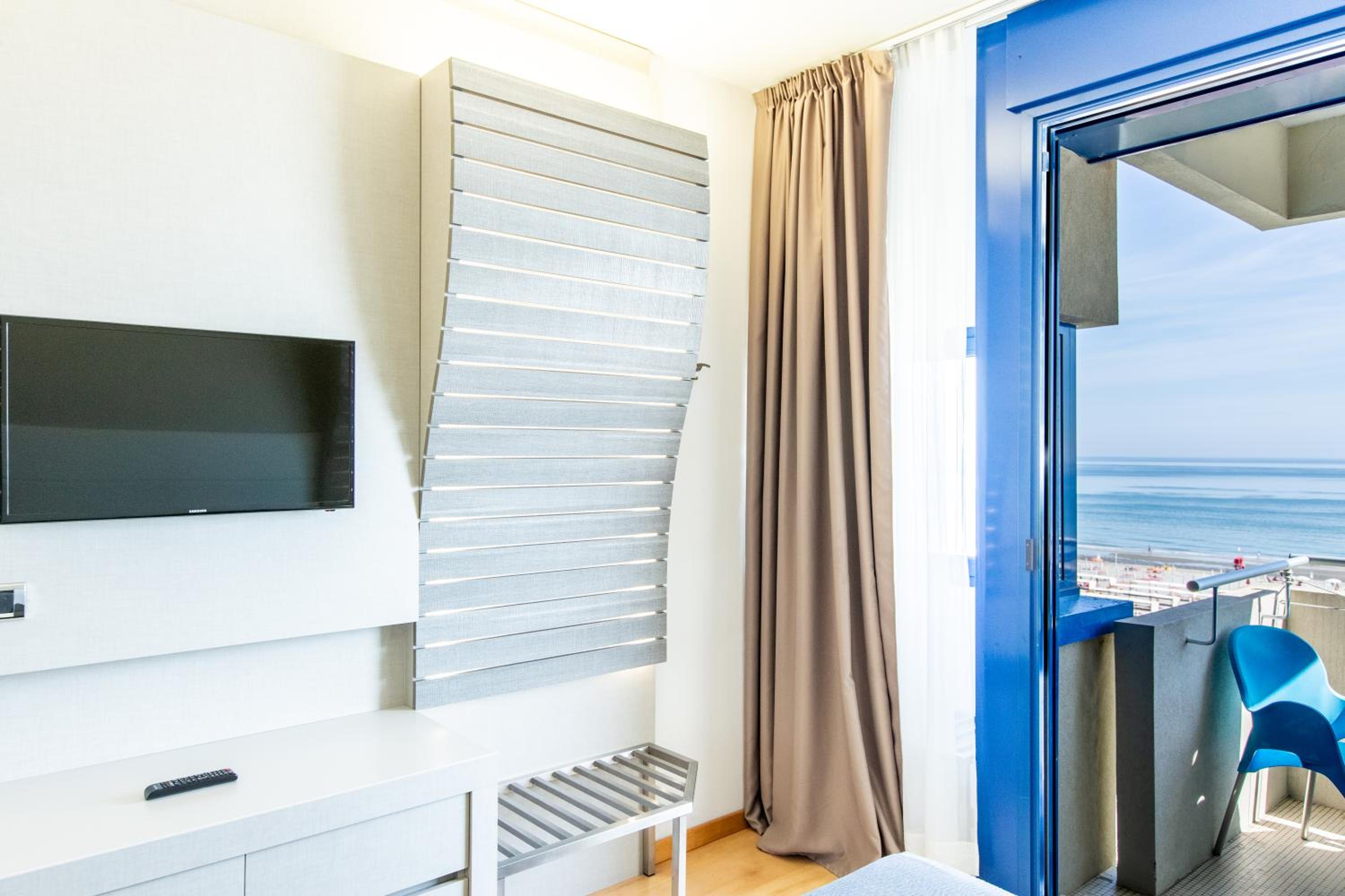 Deluxe Triple Room with Sea View - Photo 12