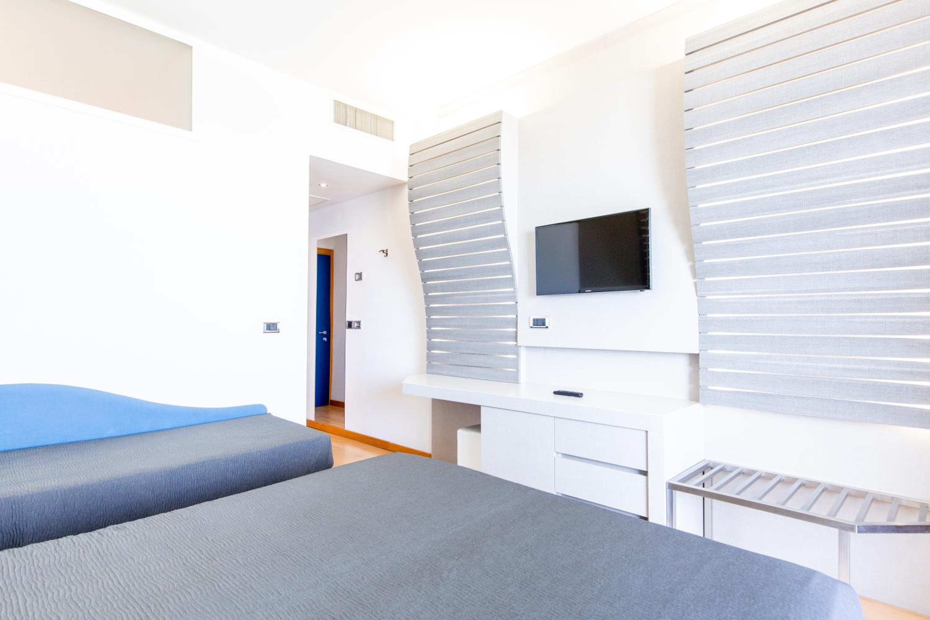 Deluxe Triple Room with Sea View - Photo 7