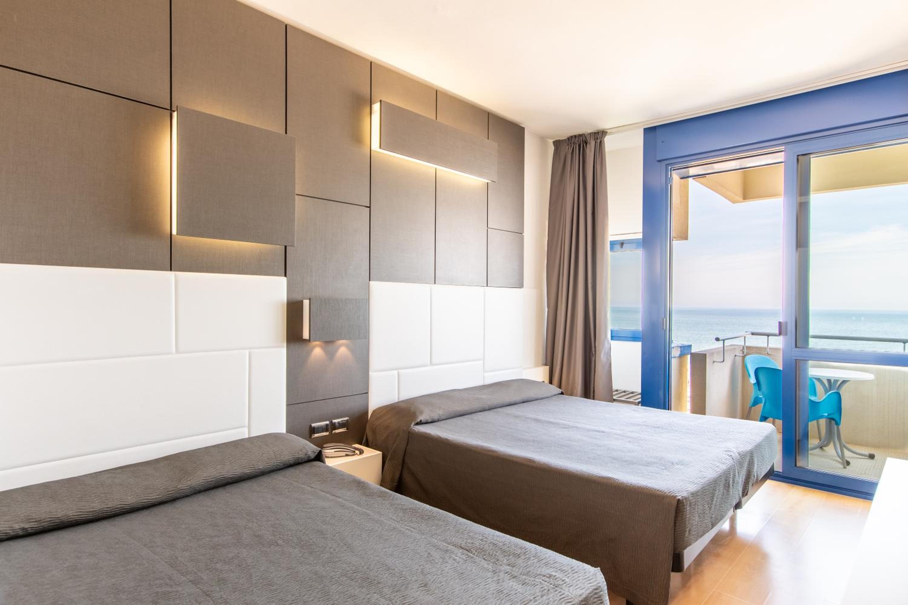 Quadruple Room with Sea View - Photo 5