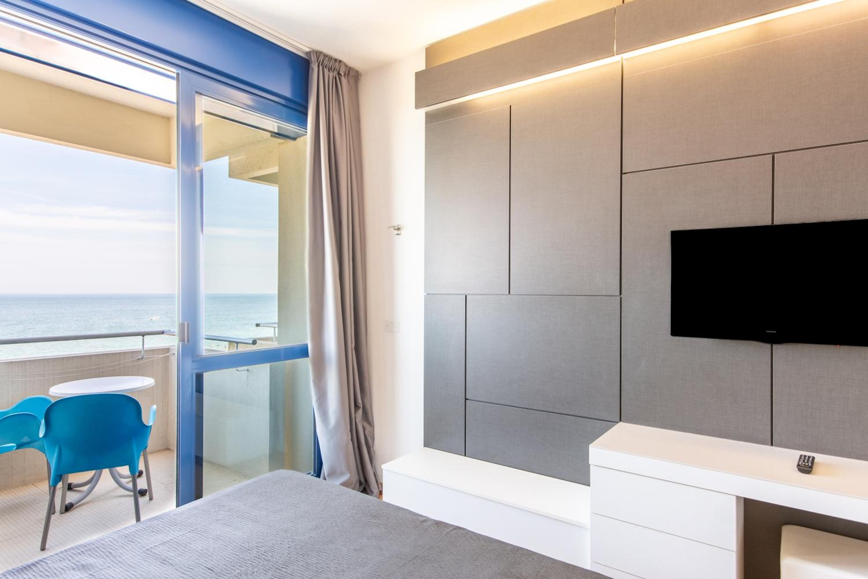 Quadruple Room with Sea View - Photo 8