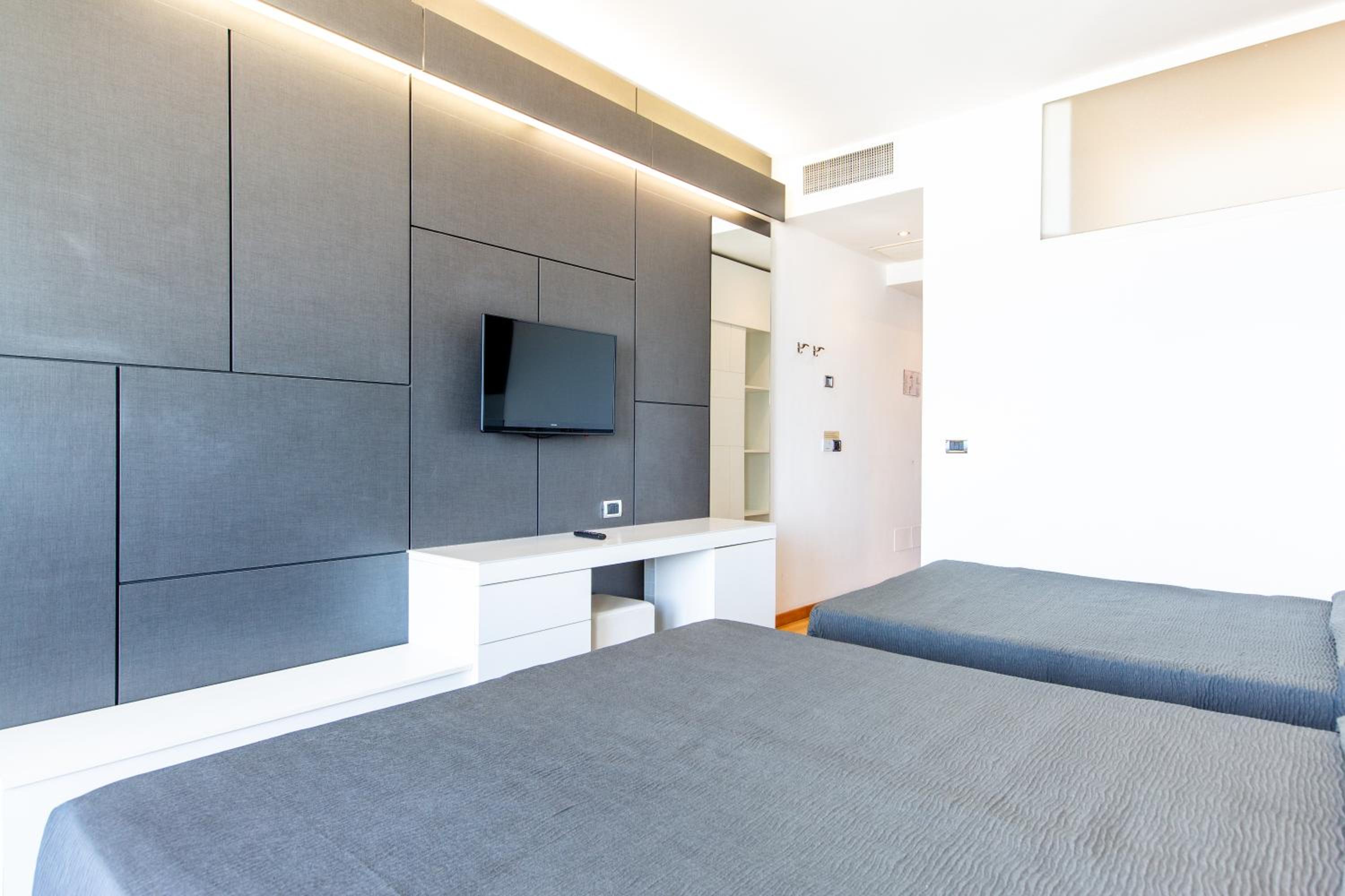 Quadruple Room with Sea View - Photo 6