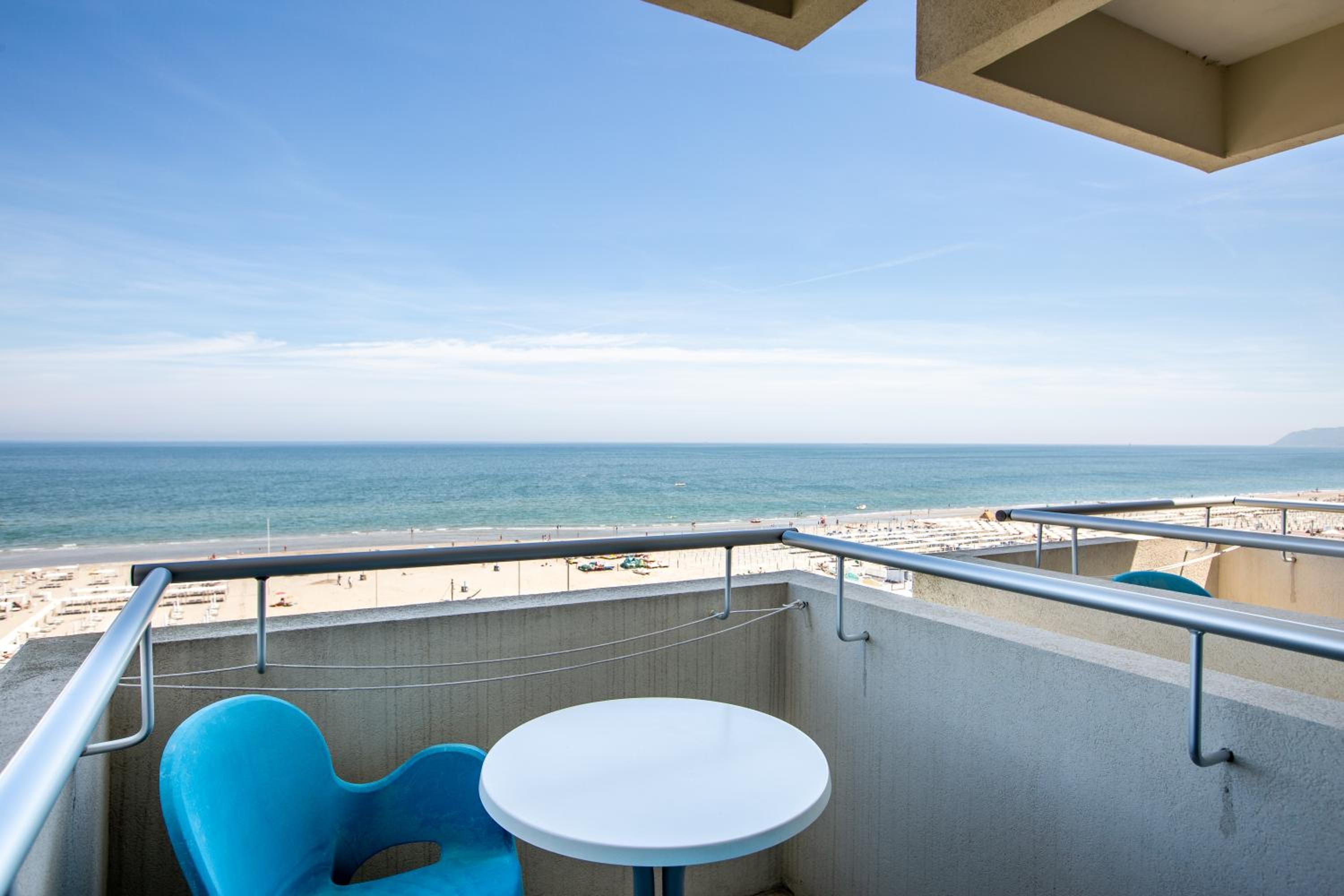 Quadruple Room with Sea View - Photo 9