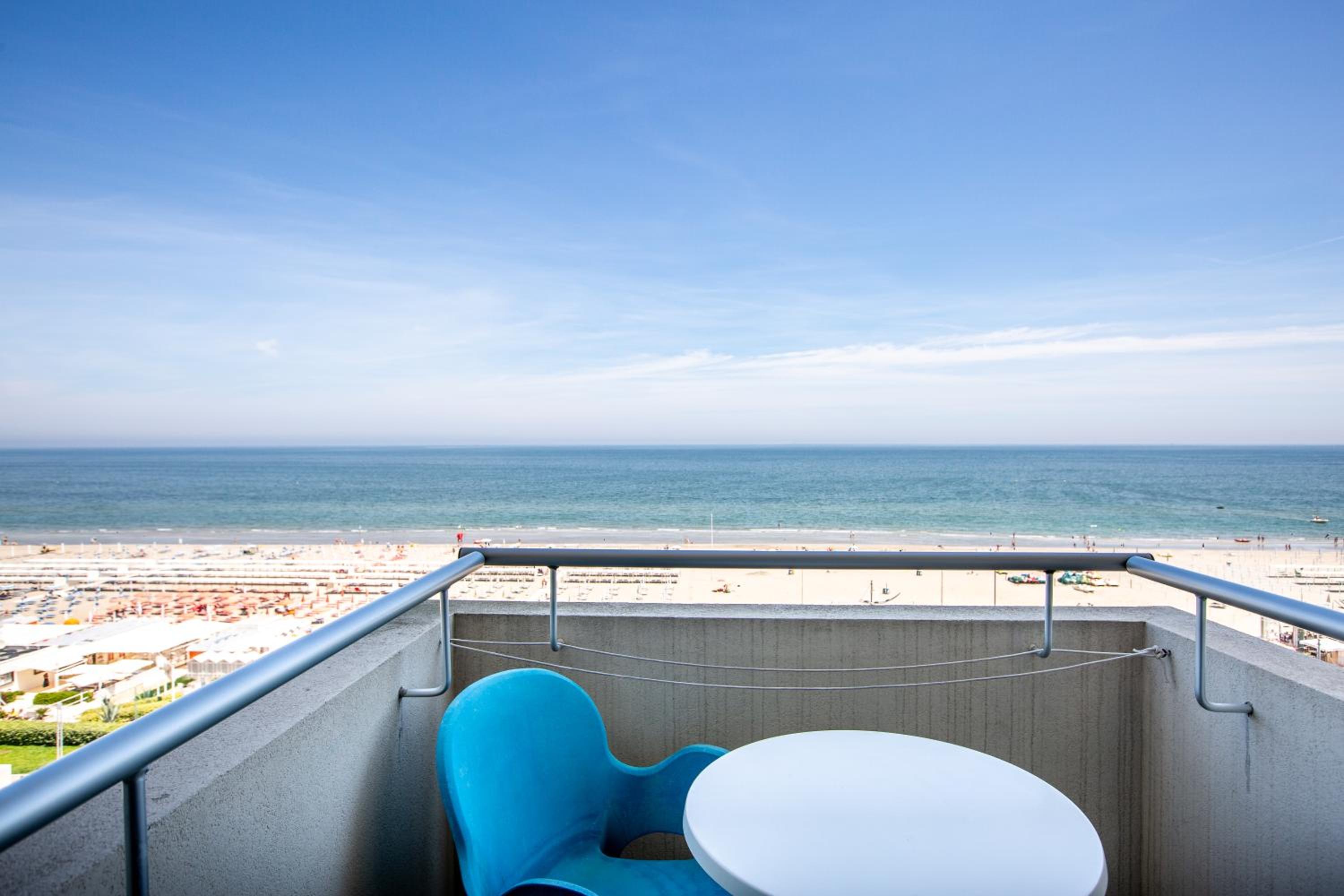 Quadruple Room with Sea View - Photo 10