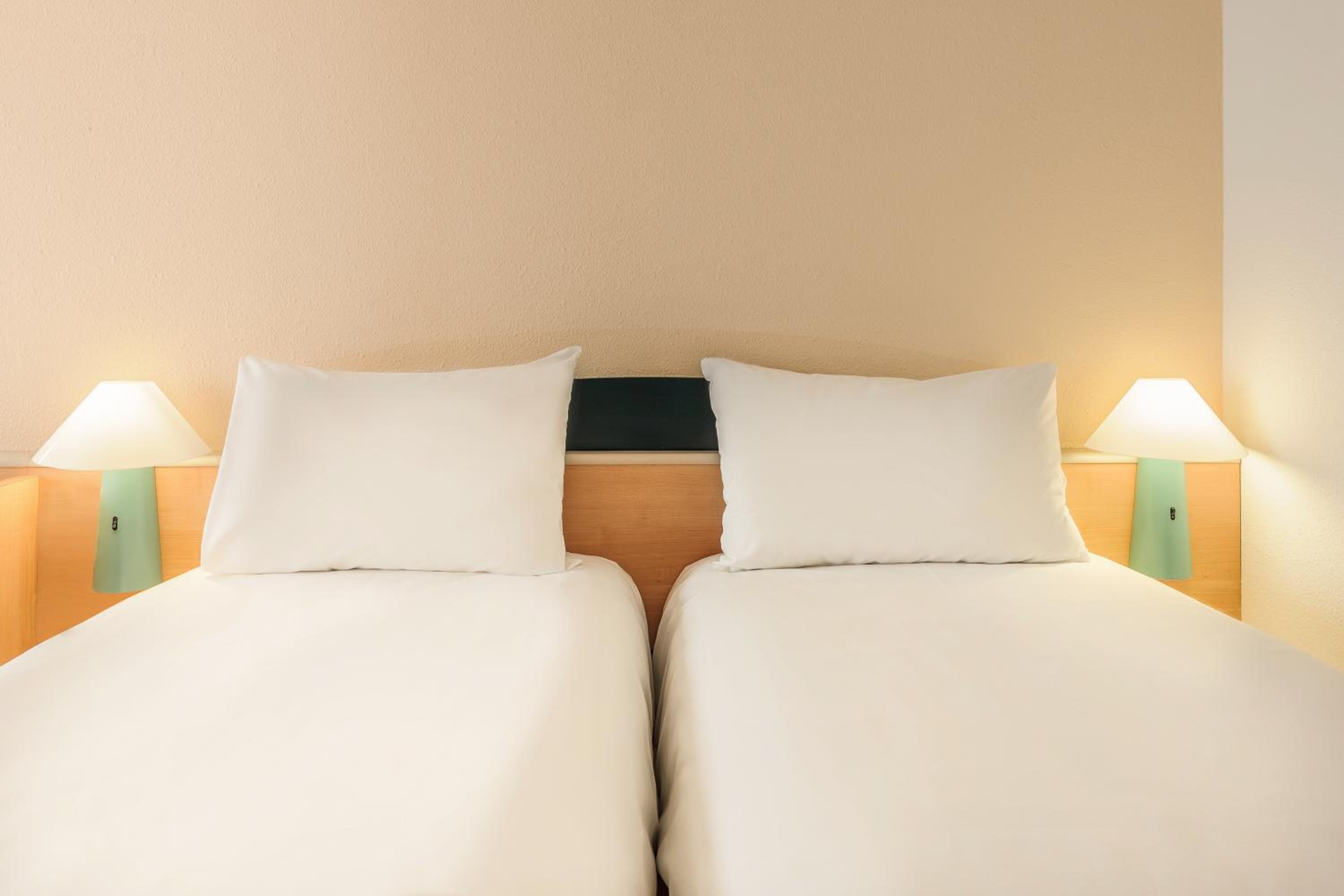 Standard Twin Room - Photo 2