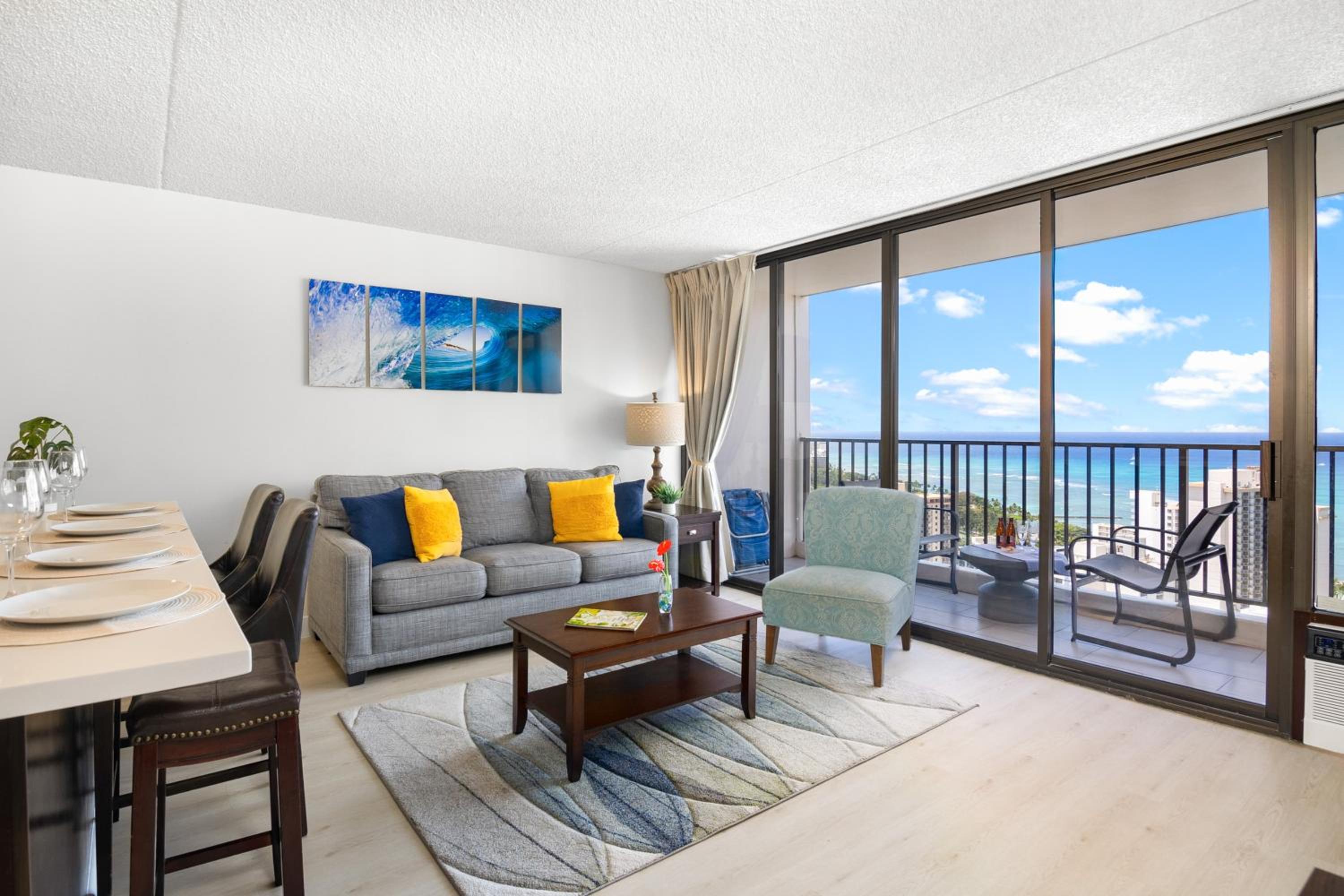 34Fl Waikiki condo with ocean view, pool, & parking: view from hotel room photo