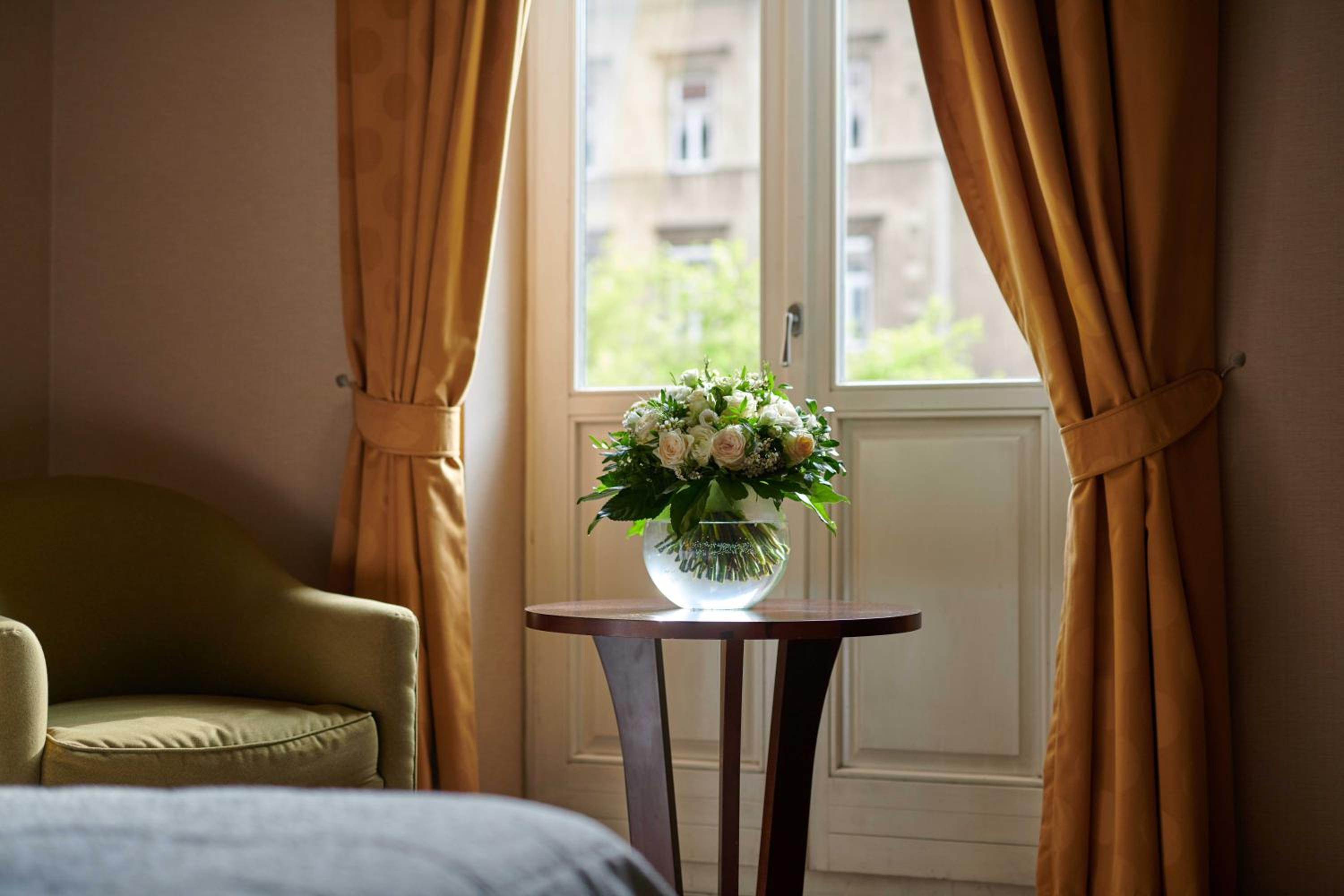 Deluxe Suite with Royal Spa and Executive Club Access thumbnail 5